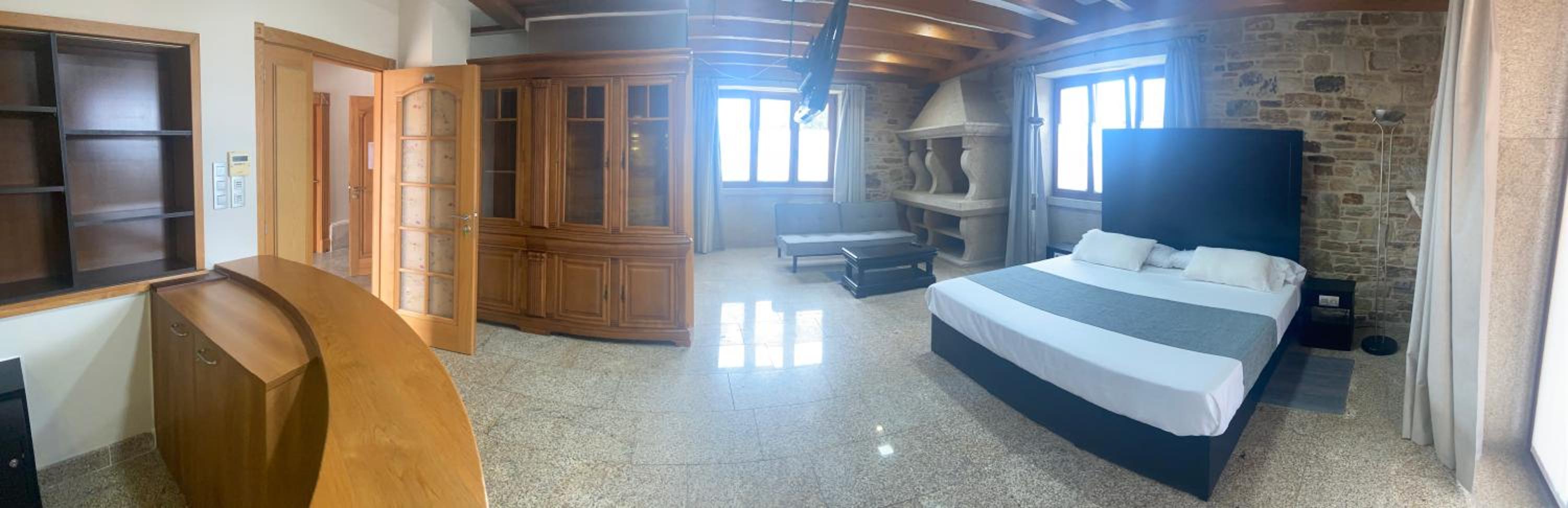 Deluxe Queen Suite - Photo 4