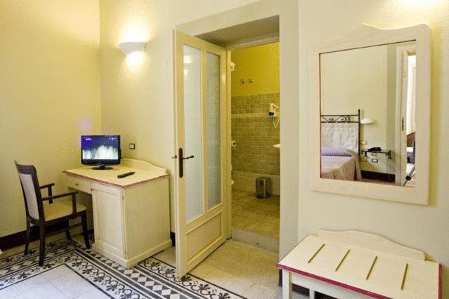 Double or Twin Room - Photo 13