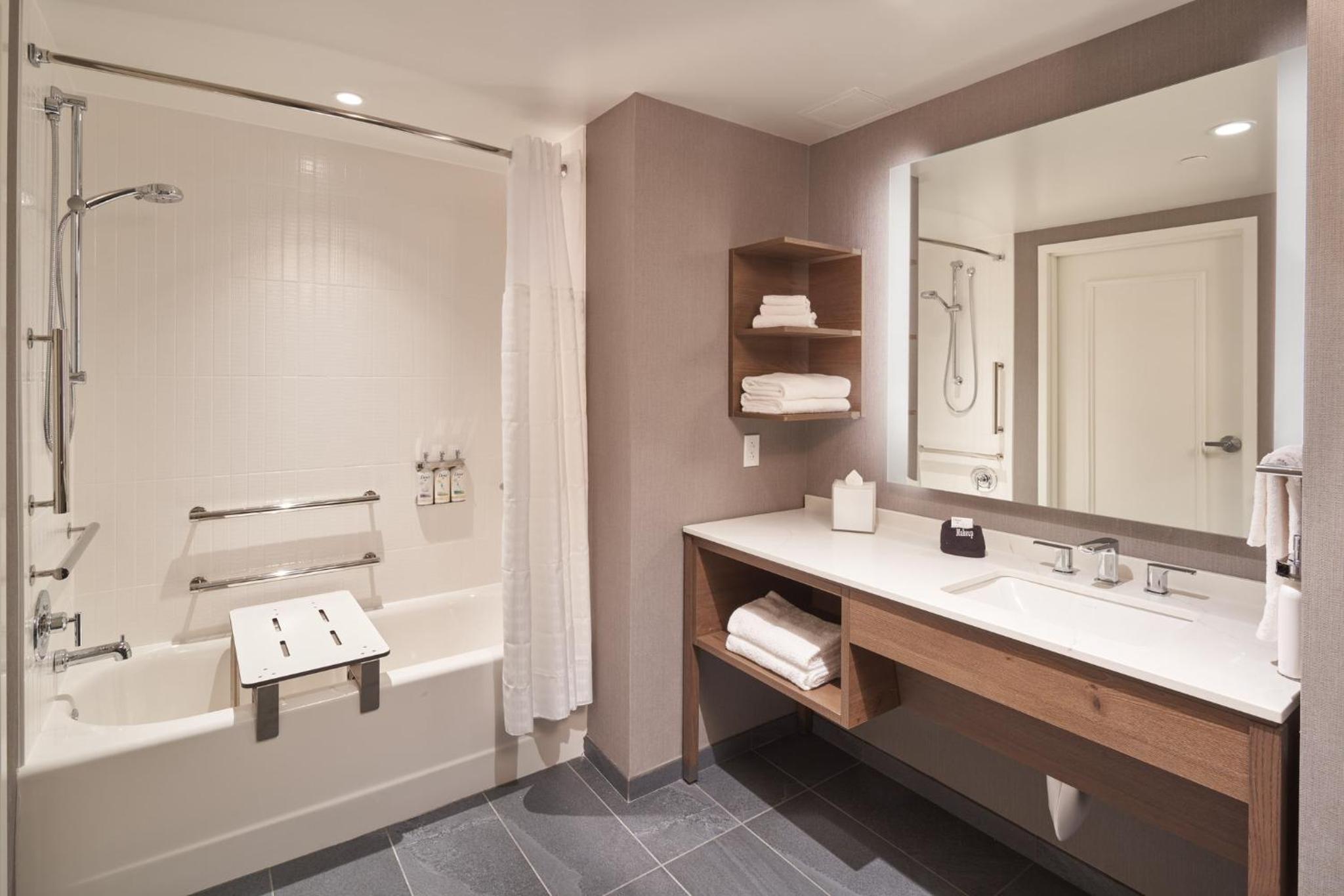 King Studio with Mobility Accessible Tub - Photo 3