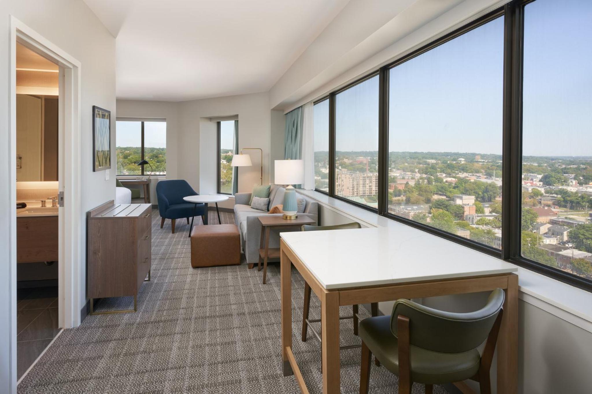 King Studio Suite City View - Photo 8