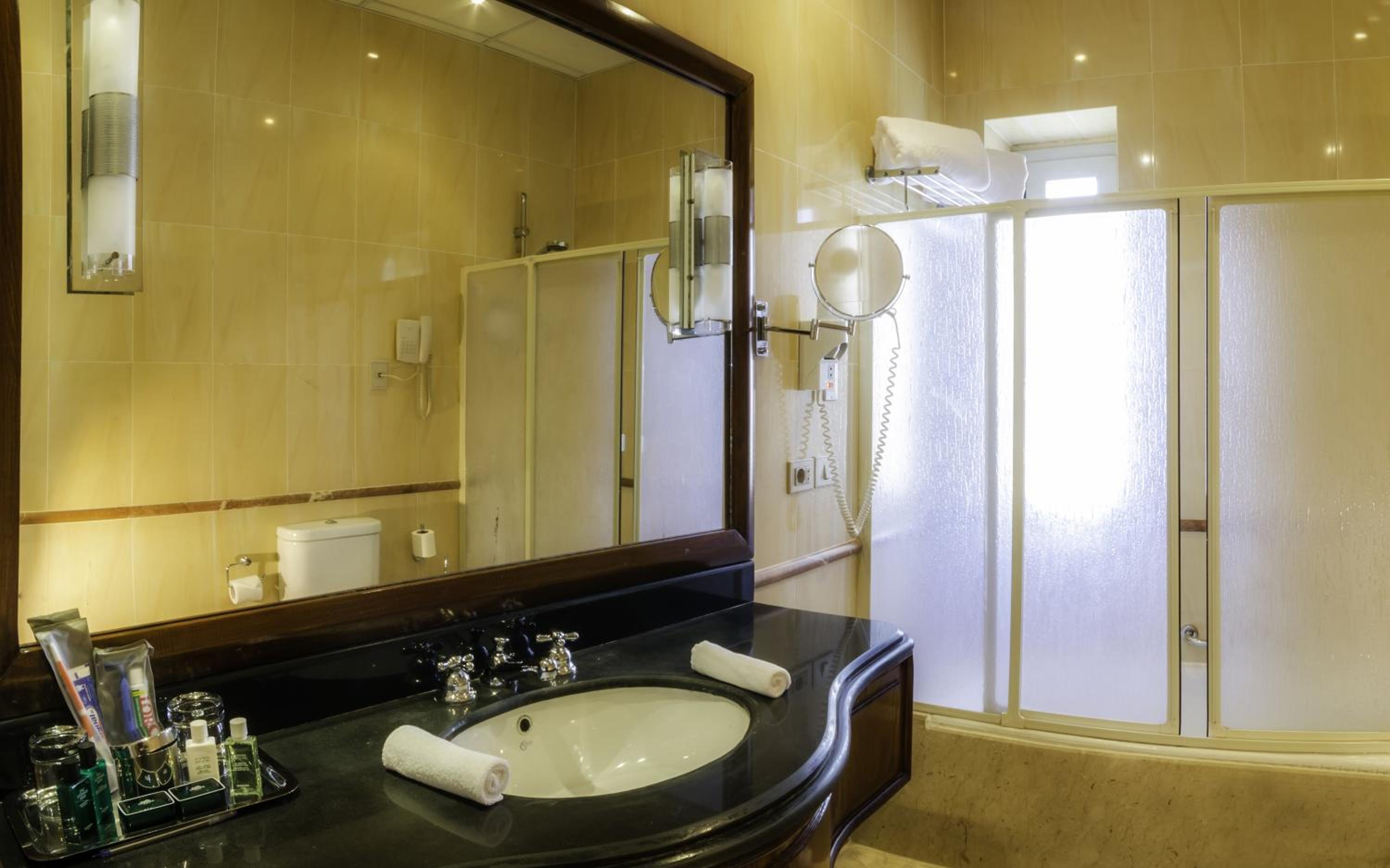 Executive Suite - Photo 4