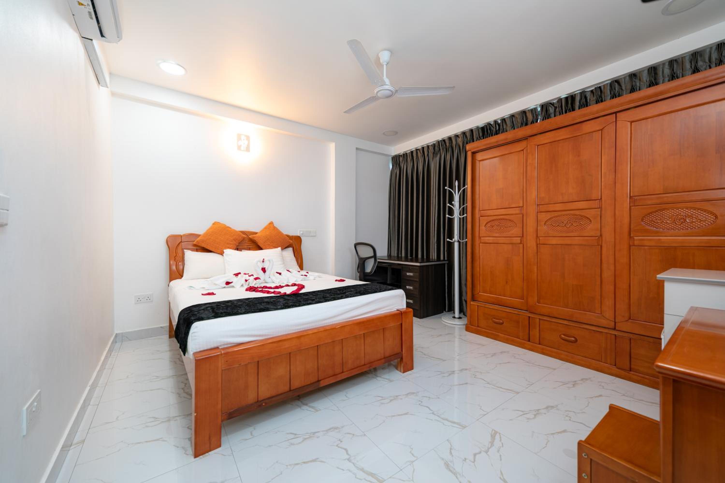 Deluxe Double Room with Sea View - Photo 8