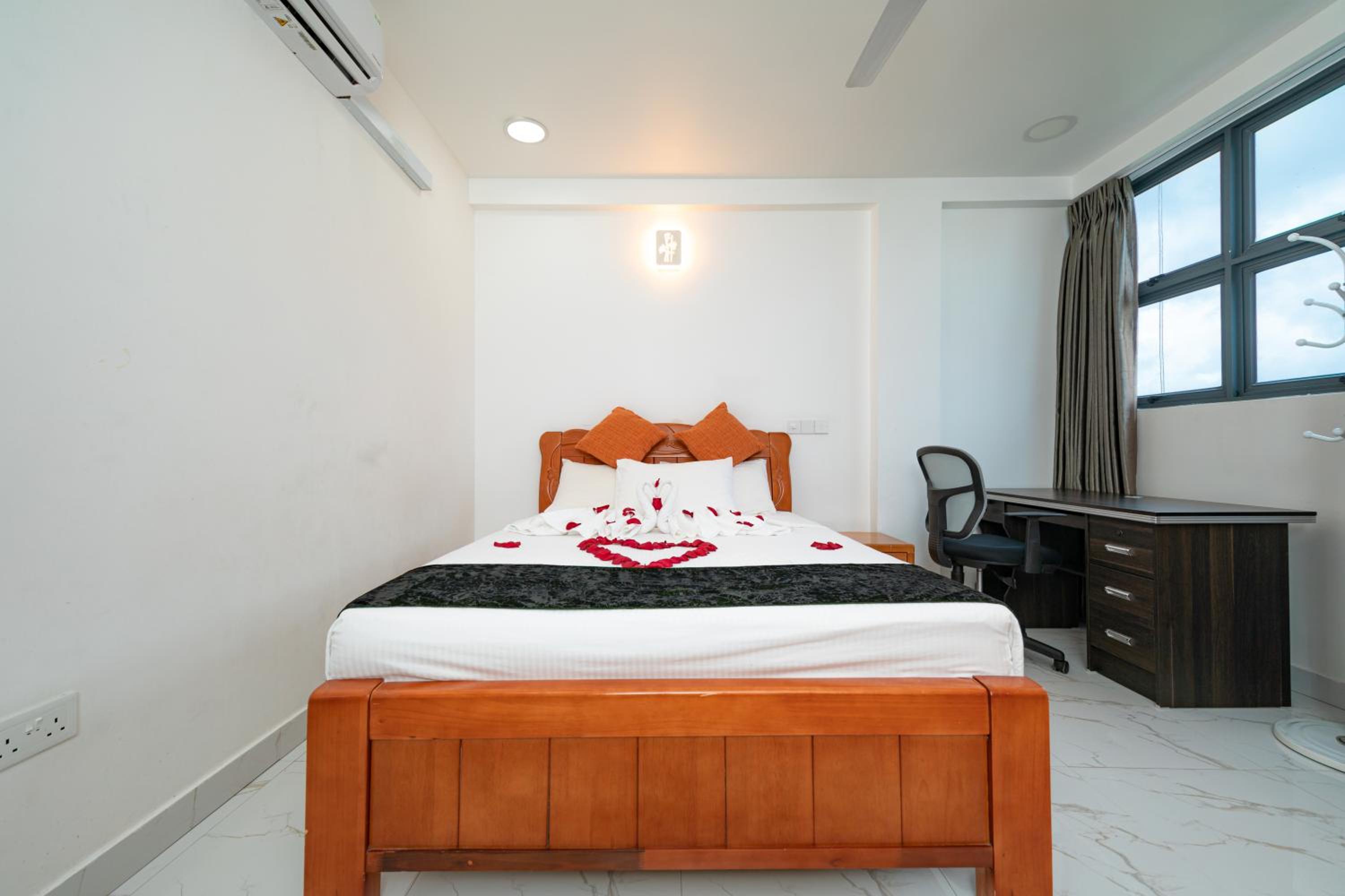 Deluxe Double Room with Sea View - Photo 4