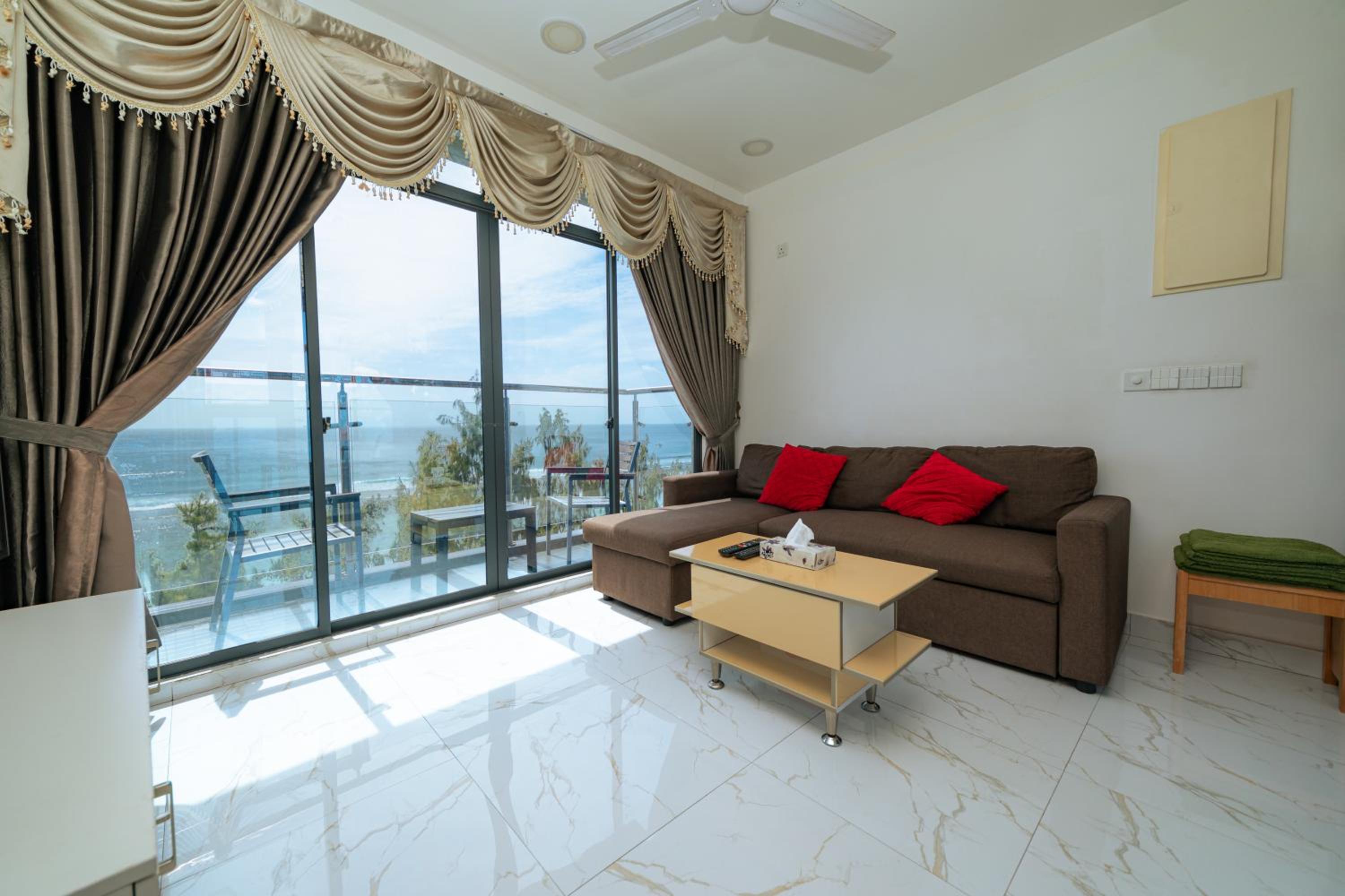 Suite with Private Pool - Photo 27