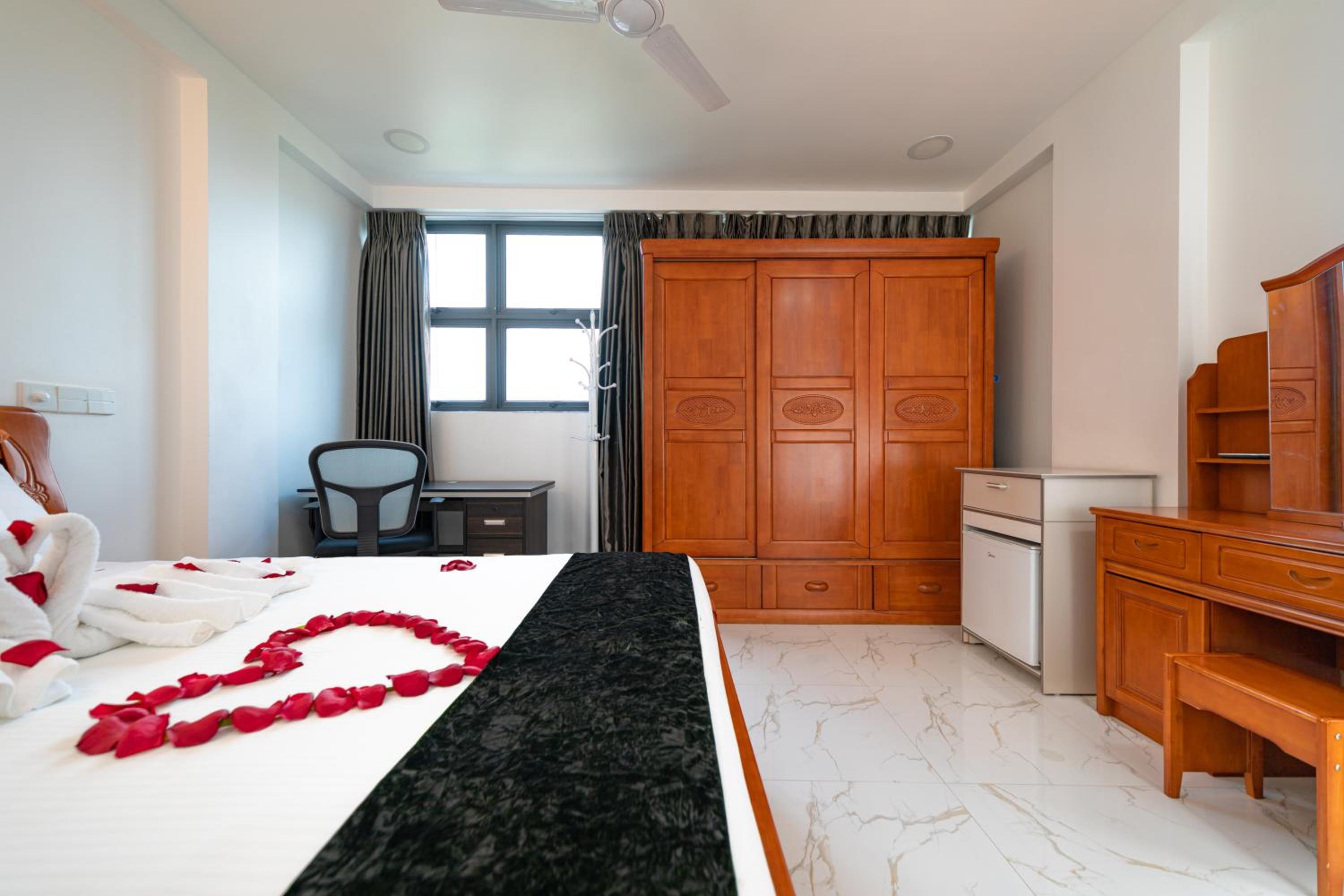 Deluxe Double Room with Sea View - Photo 3