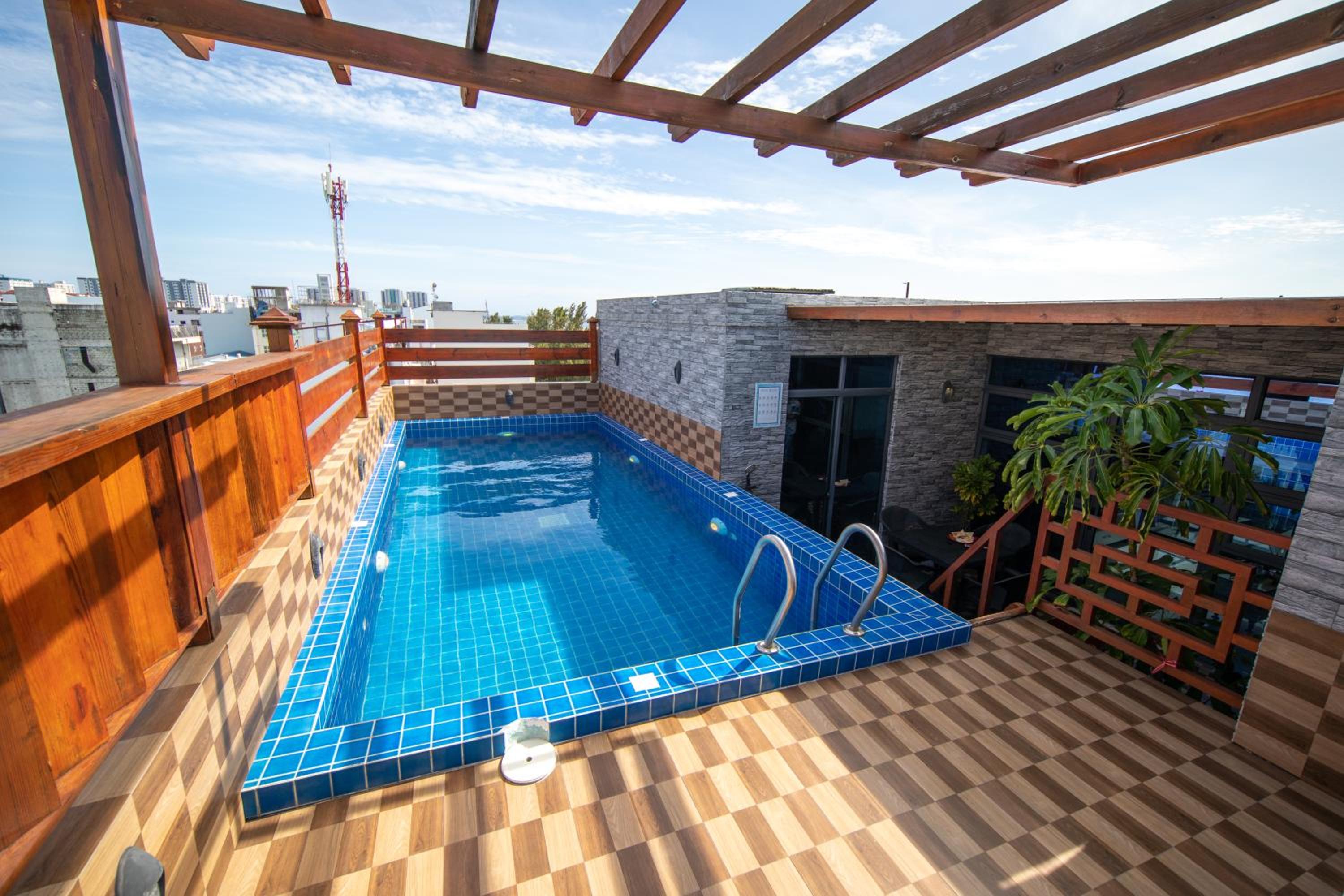 Suite with Private Pool - Photo 11