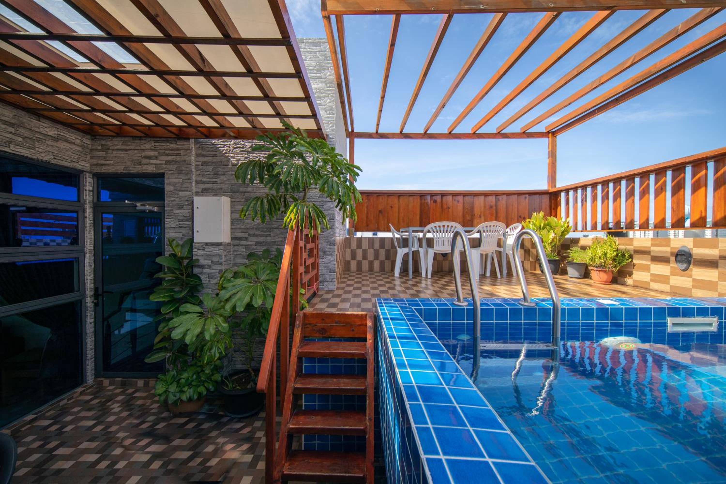 Suite with Private Pool - Photo 23