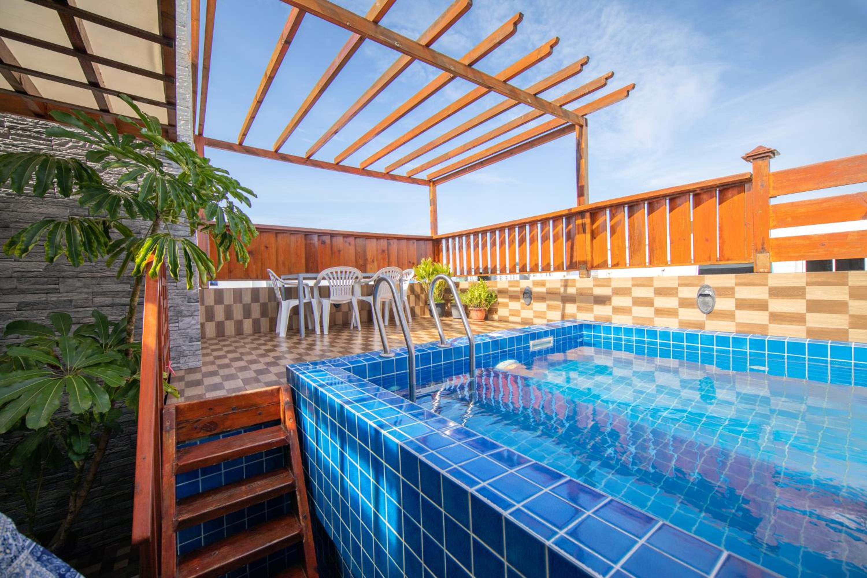 Suite with Private Pool - Photo 25