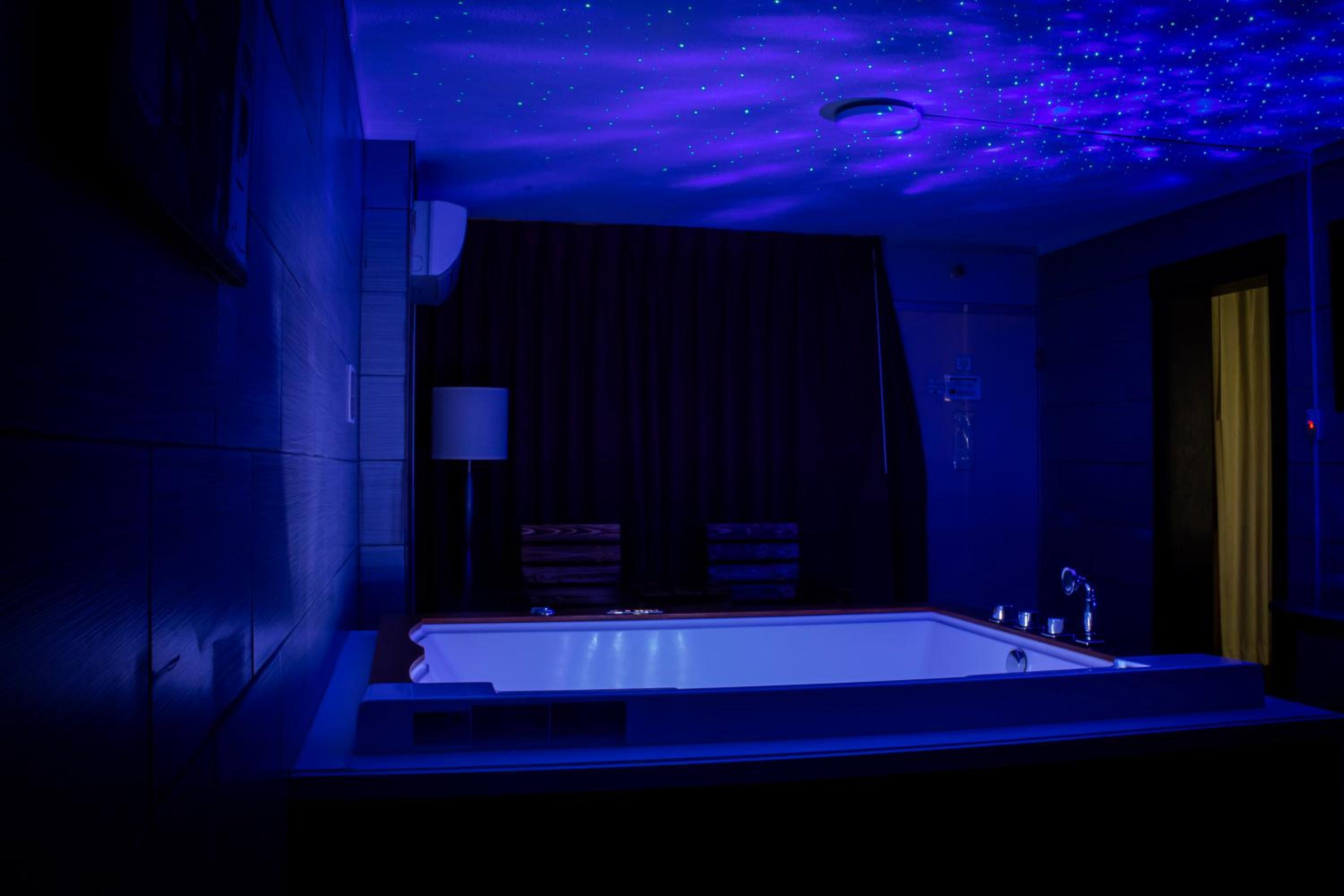 One-Bedroom King Suite with Spa Bath - Photo 2
