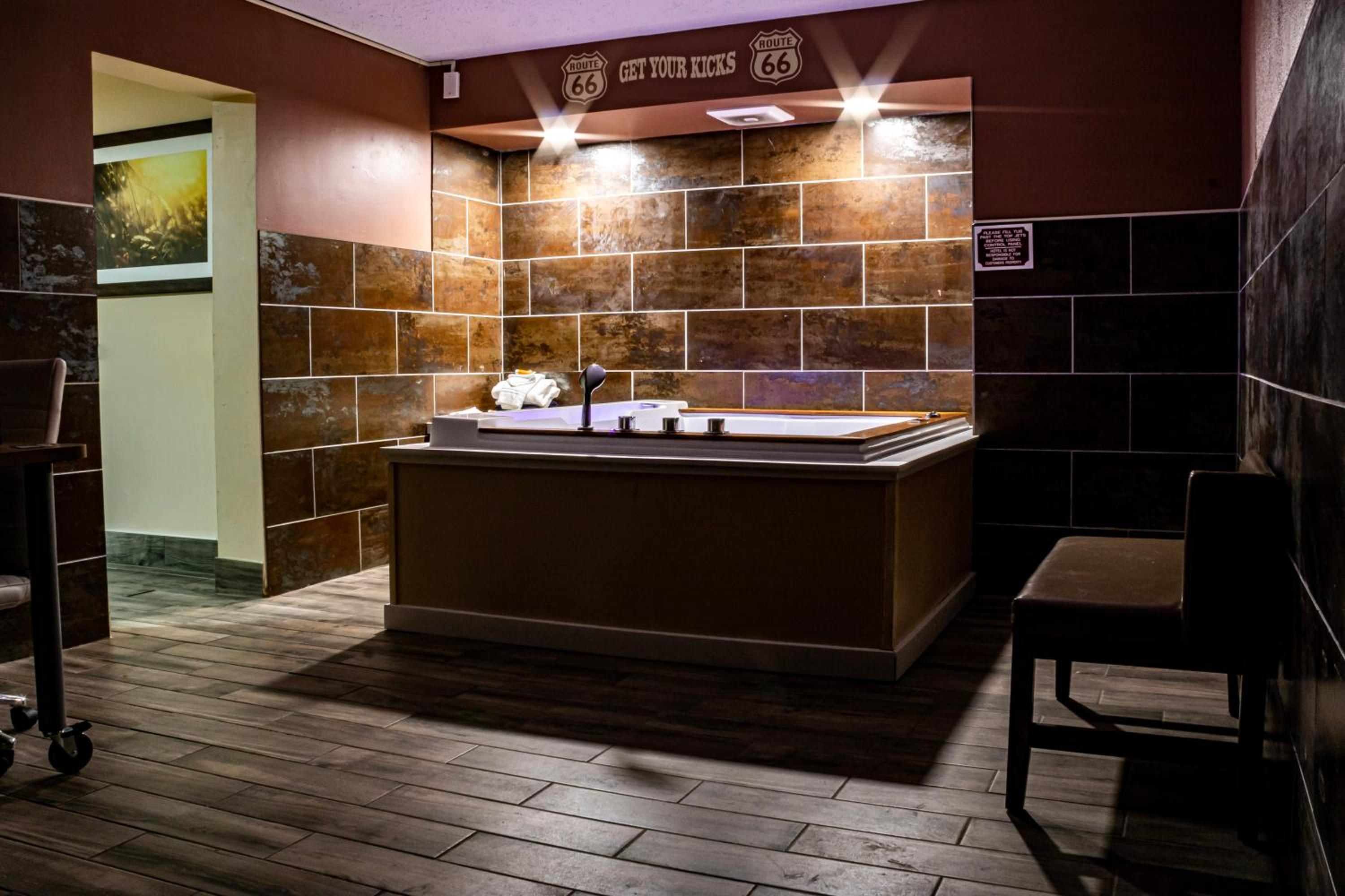 One-Bedroom King Suite with Spa Bath - Photo 3