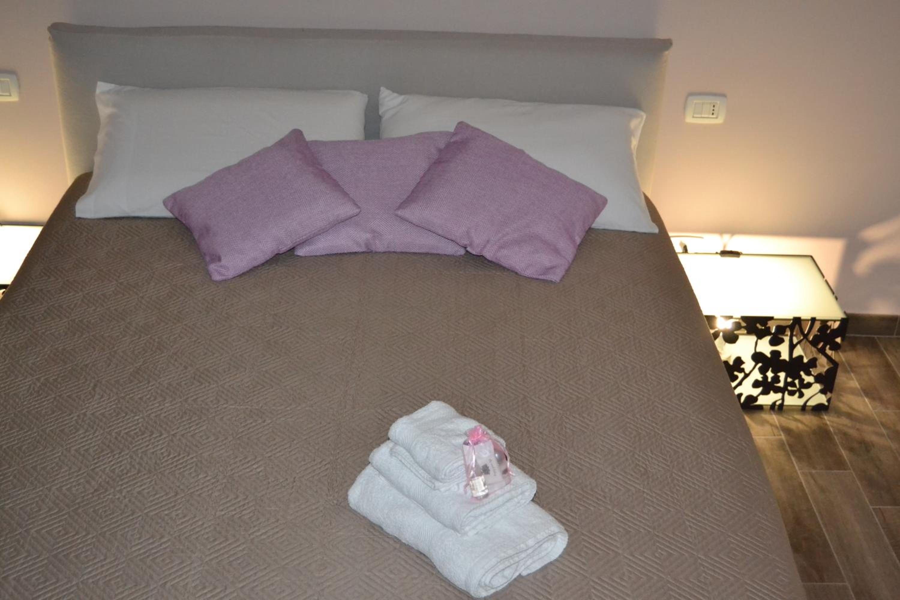 Deluxe King Room - Photo 7