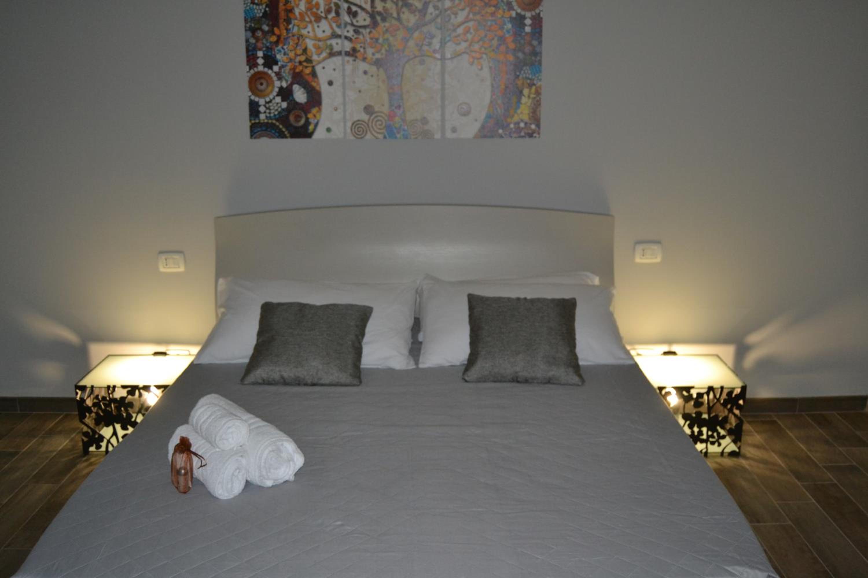 Standard King Room - Photo 25
