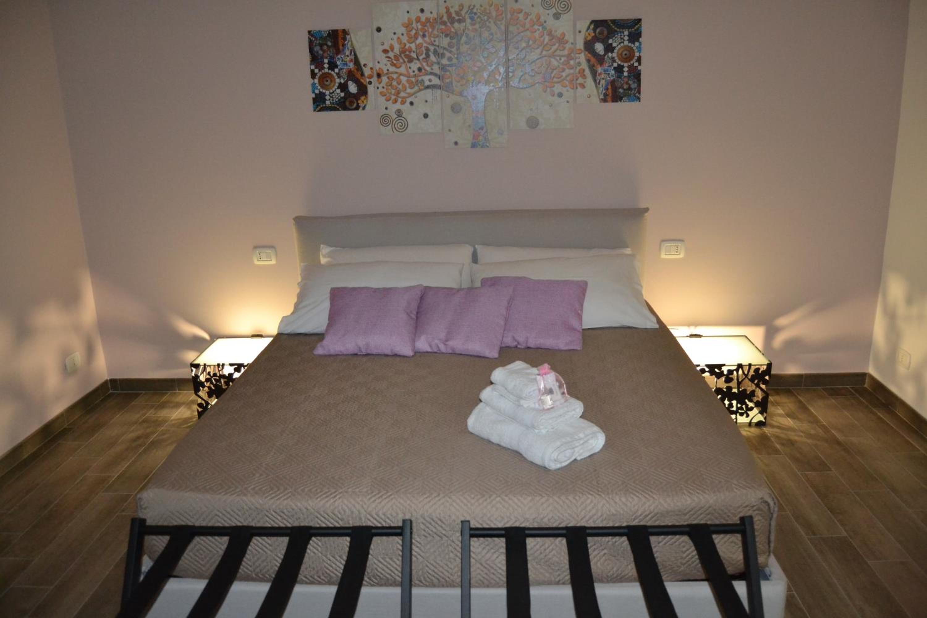 Deluxe King Room - Photo 9