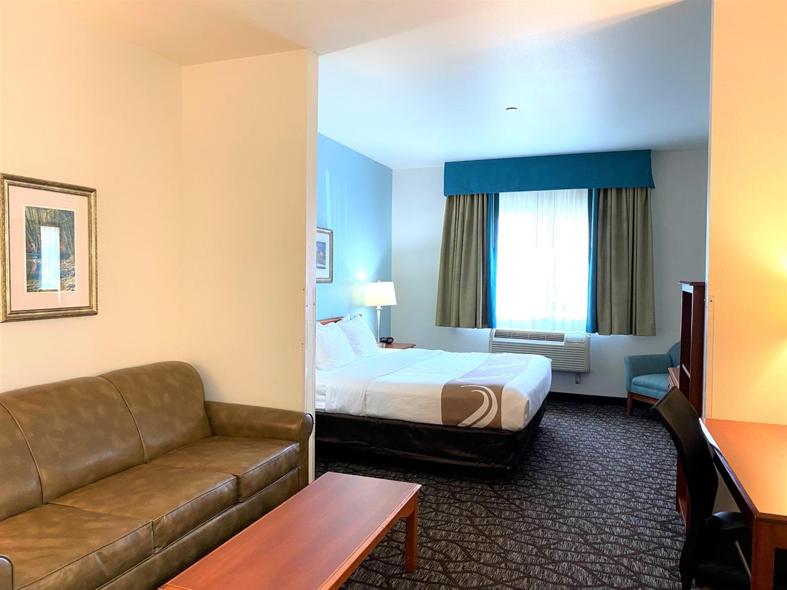 King Suite - Non-Smoking - Photo 5