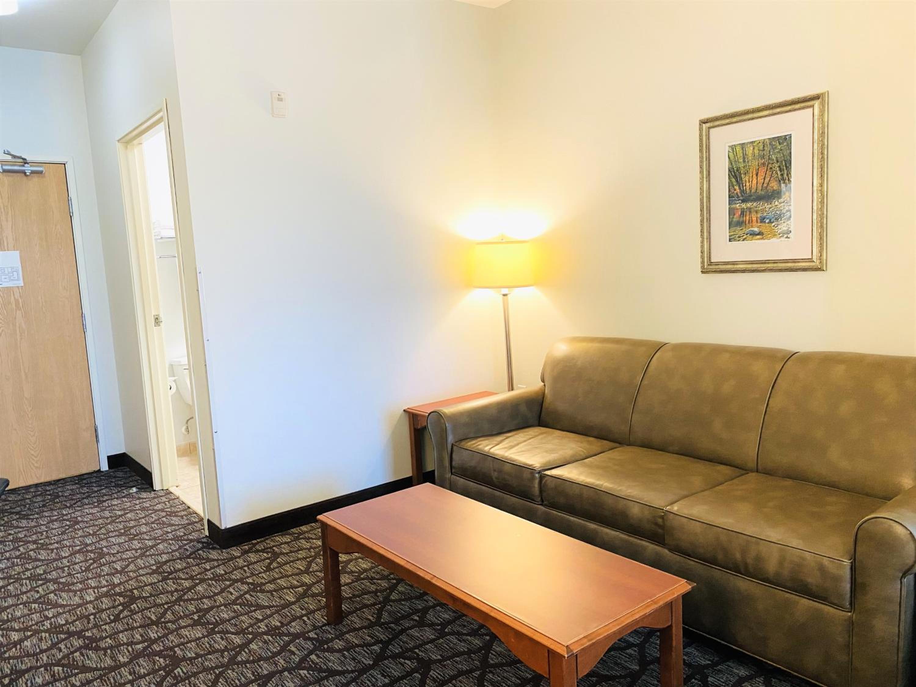 King Suite - Non-Smoking - Photo 3