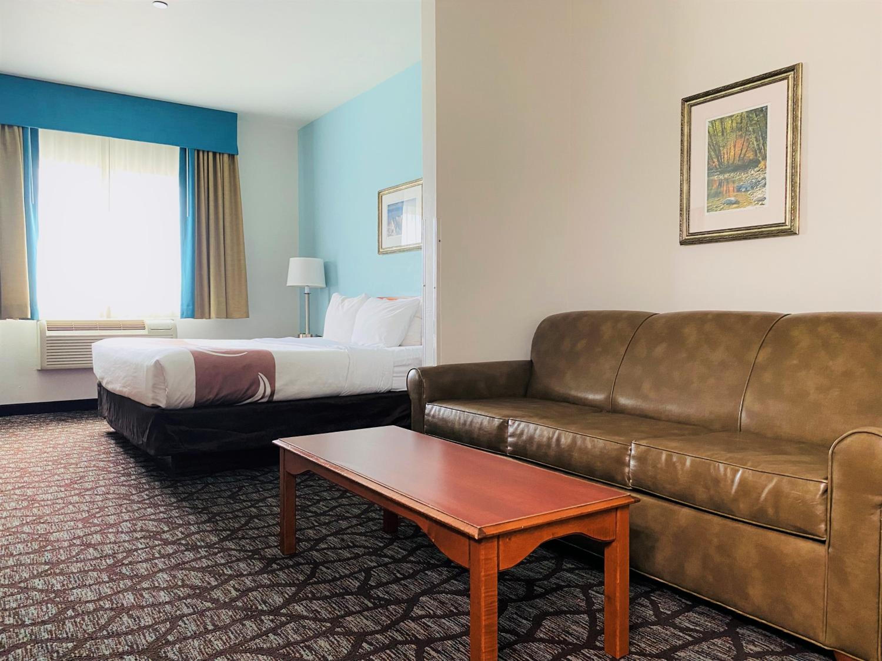 King Suite - Non-Smoking - Photo 4