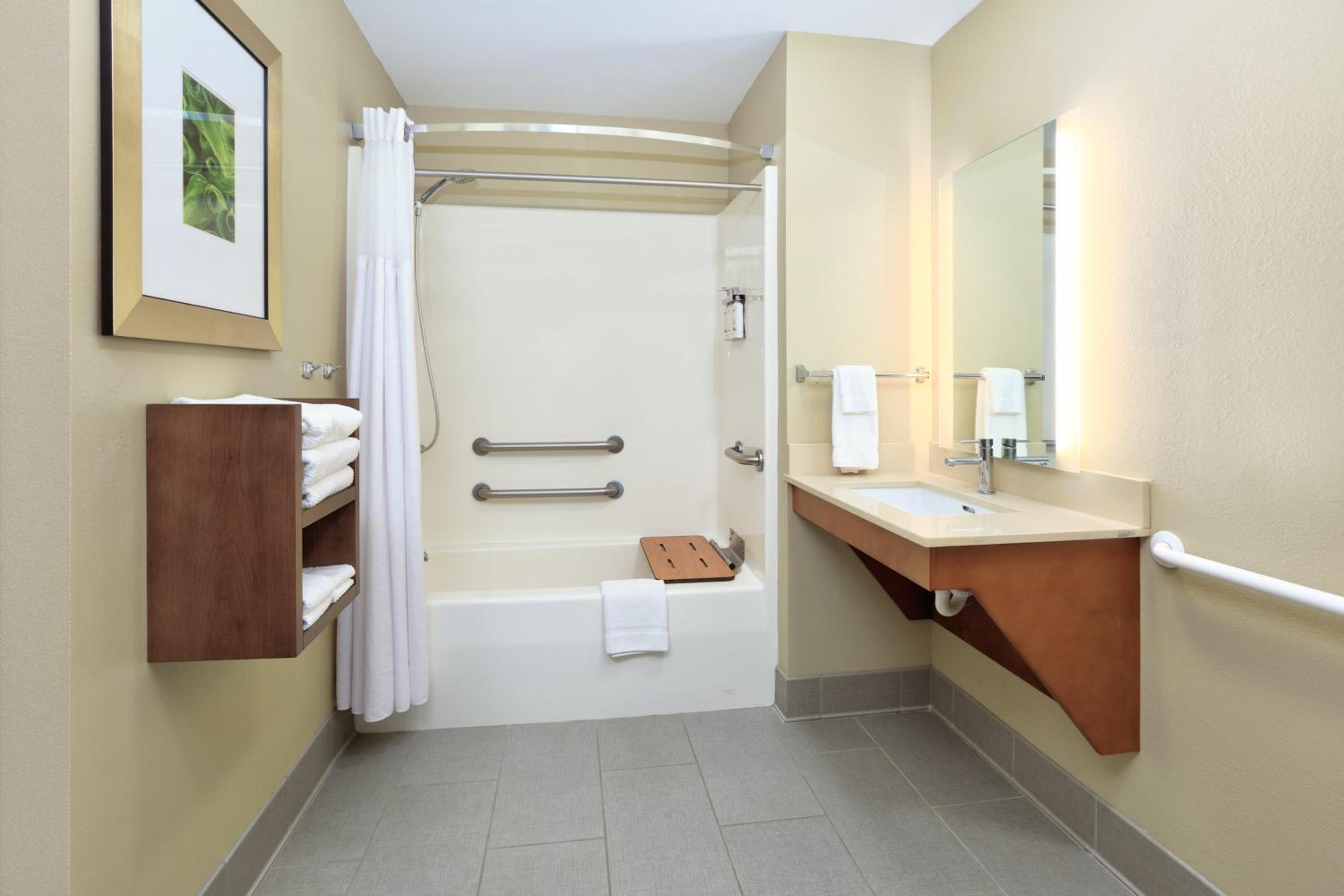 One-Bedroom Suite with Tub - Mobility Accessible - Photo 4
