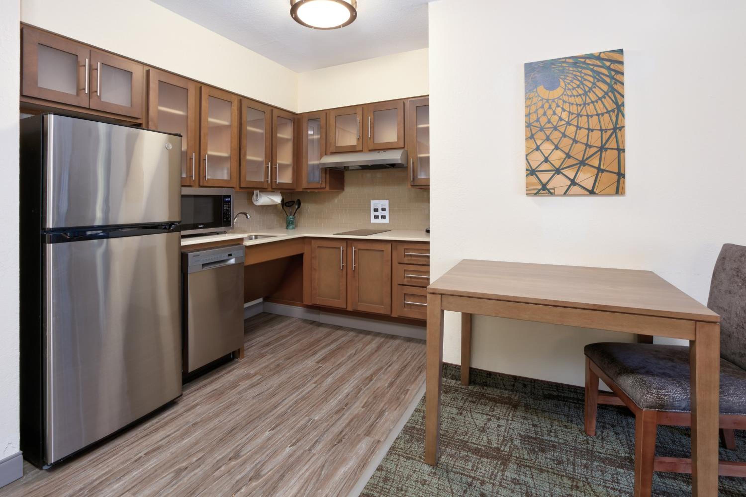 One-Bedroom Suite with Tub - Mobility Accessible - Photo 3