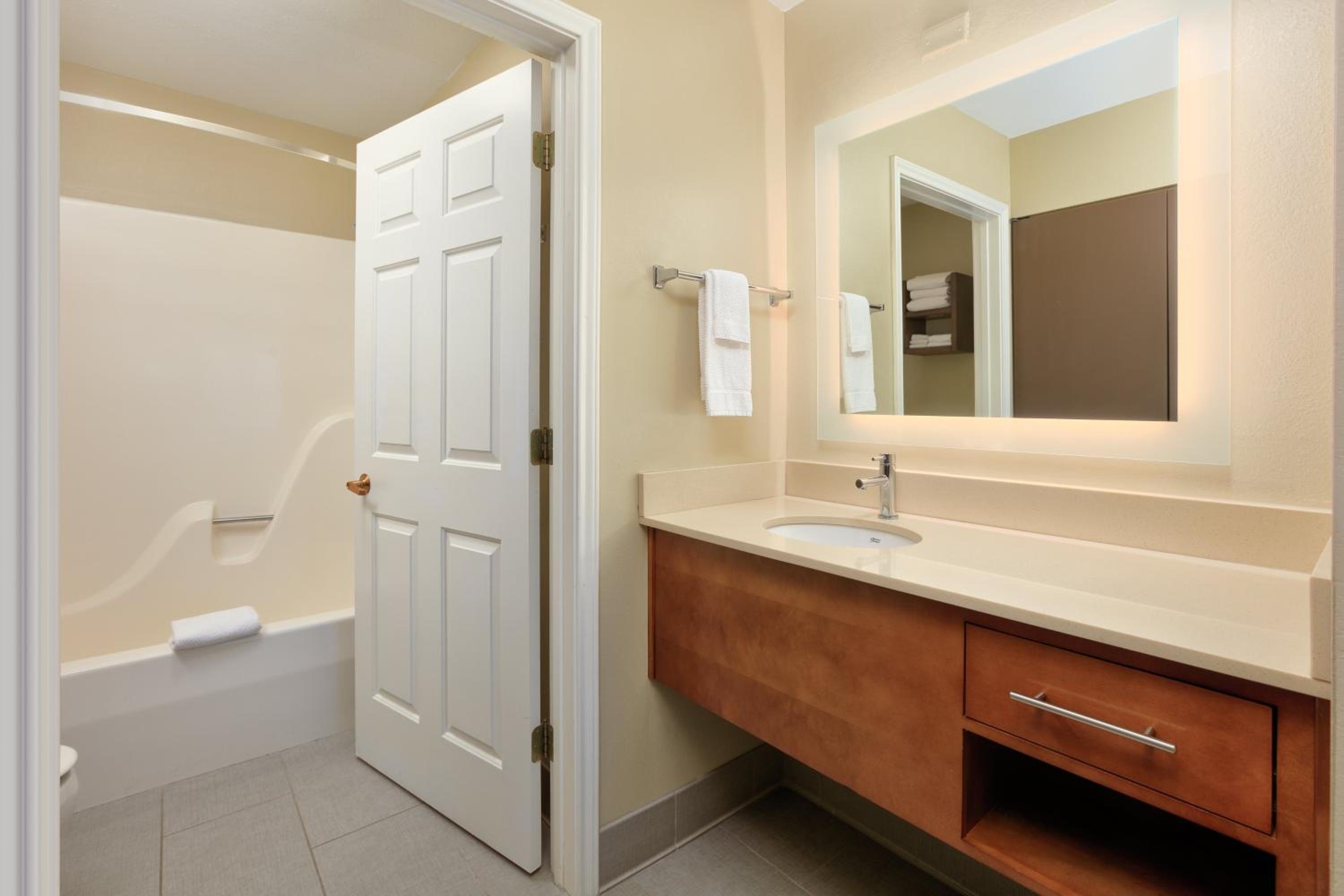 Queen Studio Suite - Photo 4