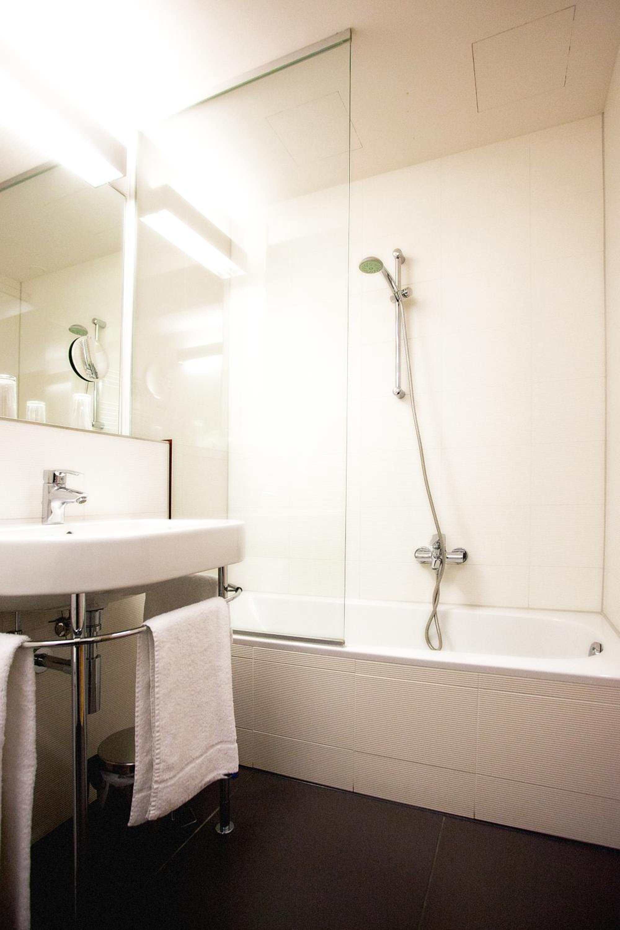 Business Double Room - Photo 8