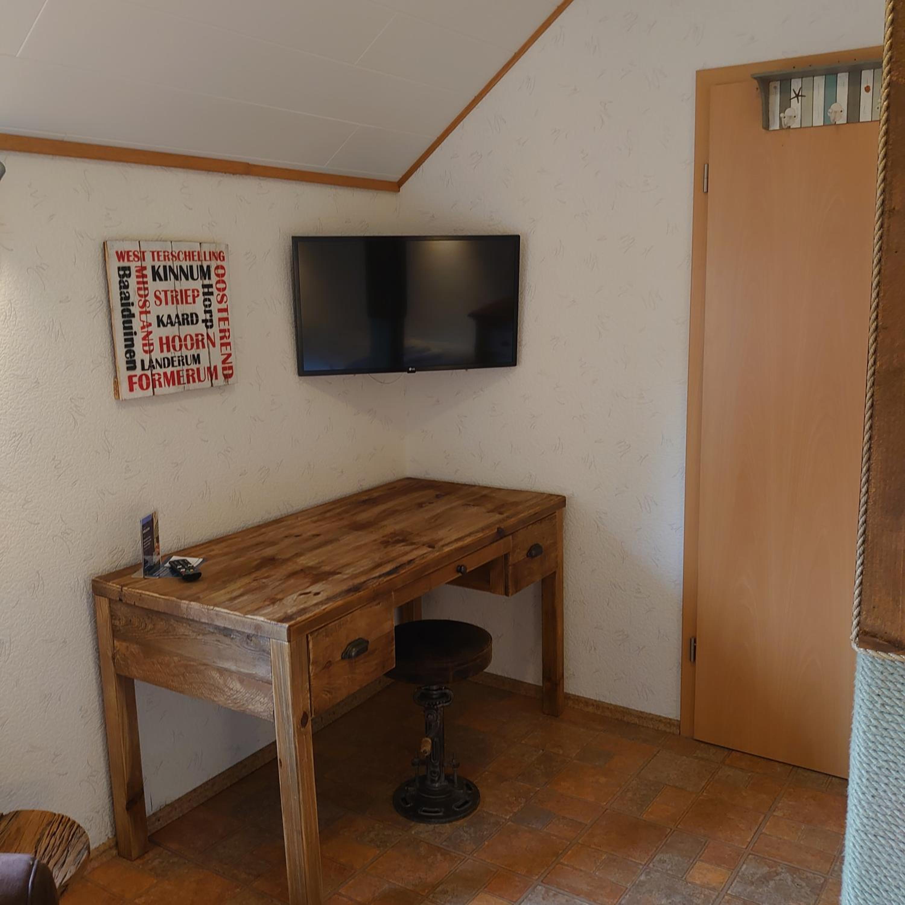 Single Room with Private Bathroom photo 2