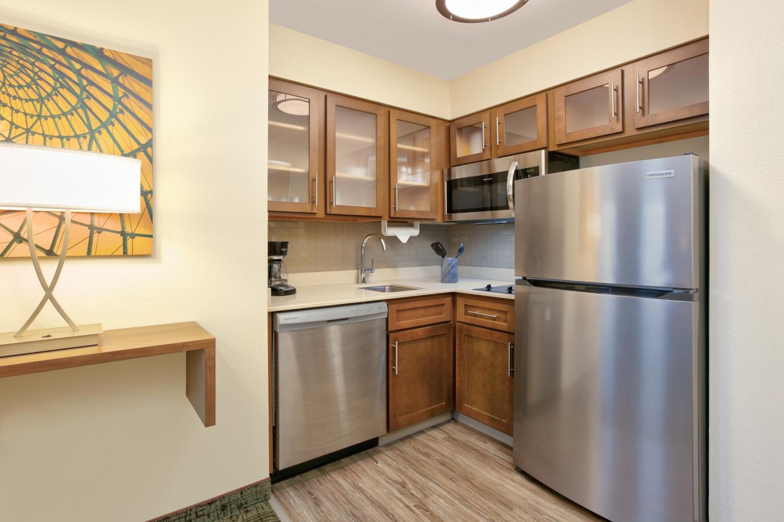 Queen Studio Suite - Photo 2