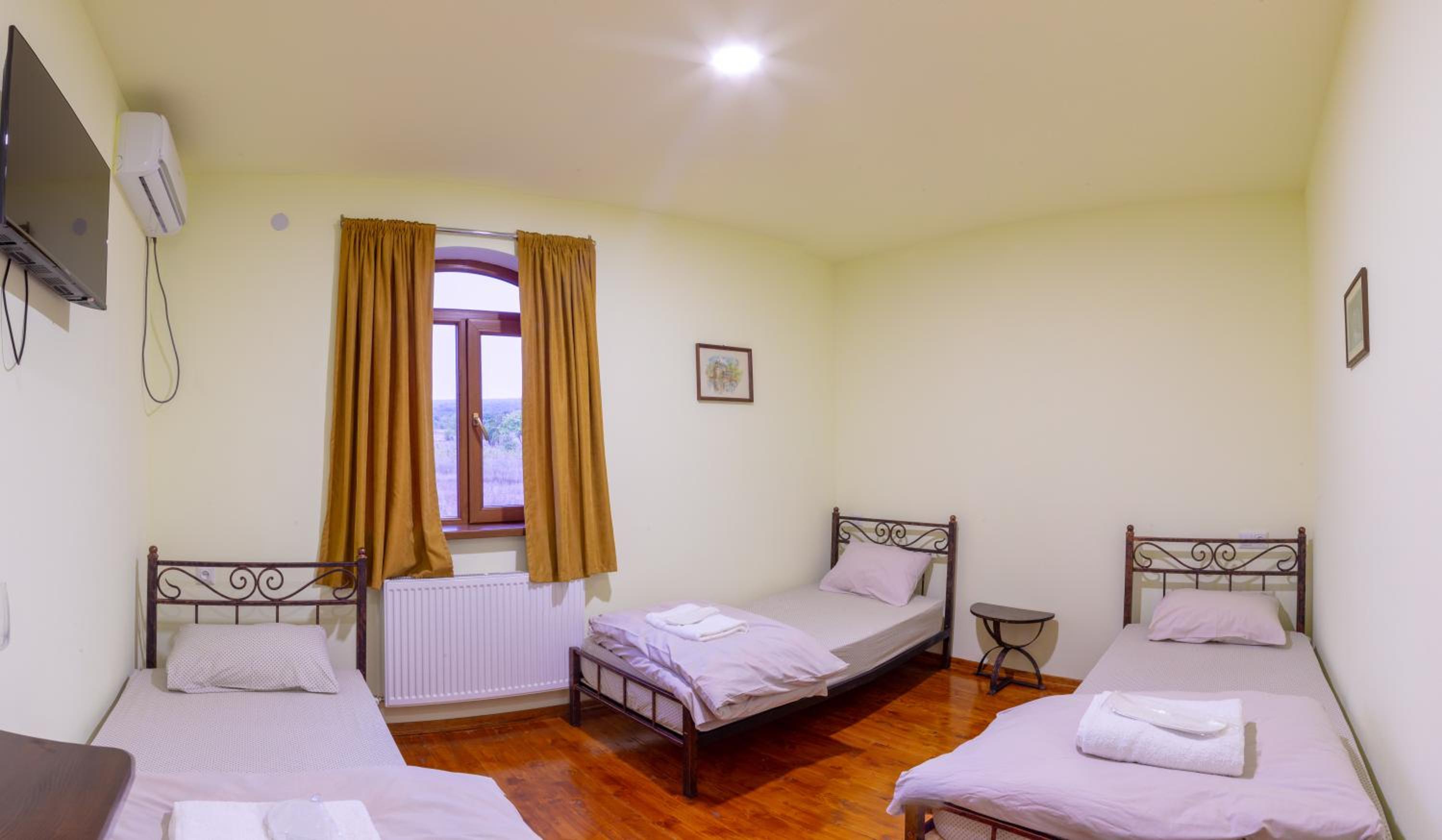Economy Triple Room photo 1