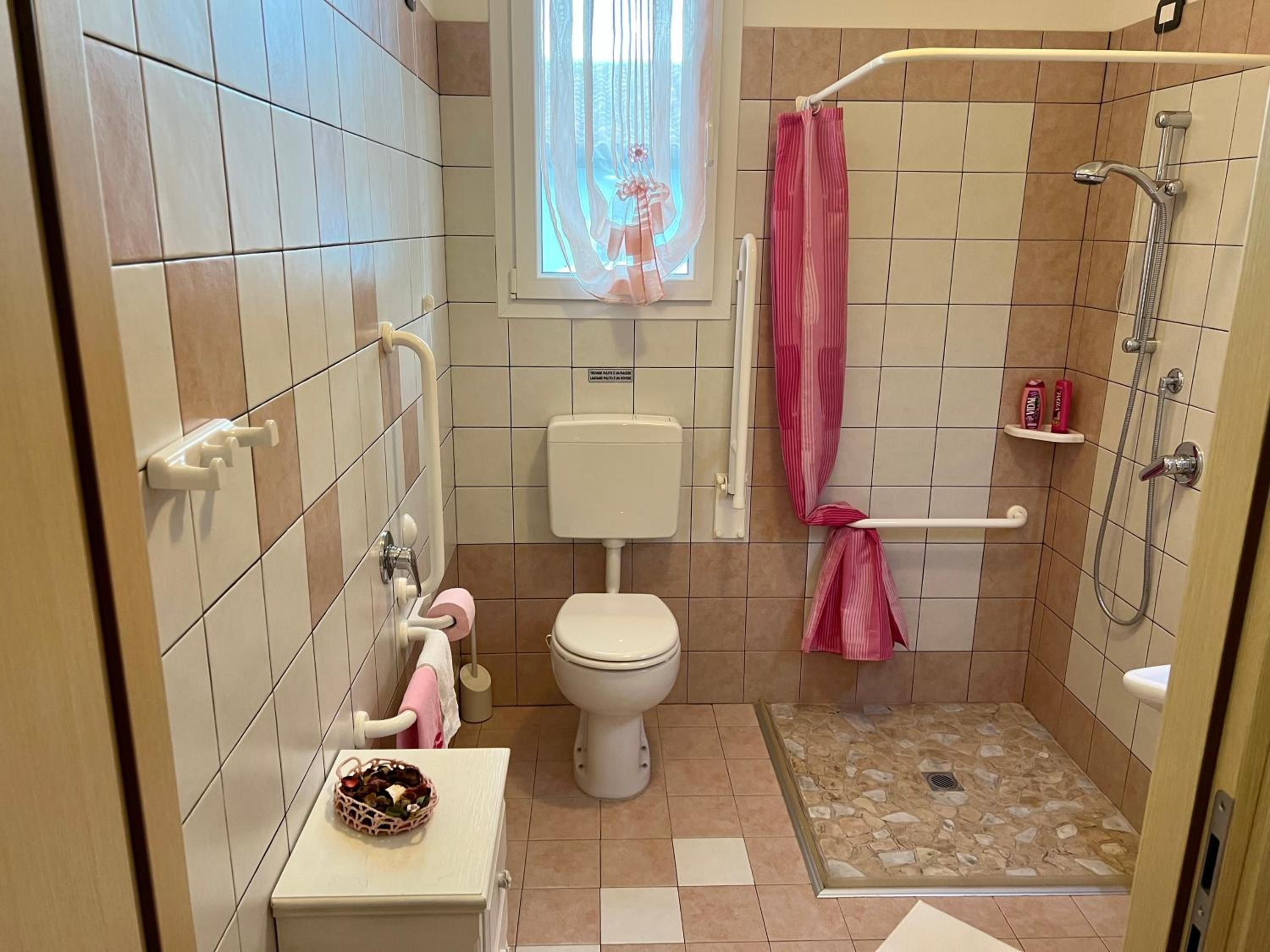 Family Room - Disability Access - Photo 5