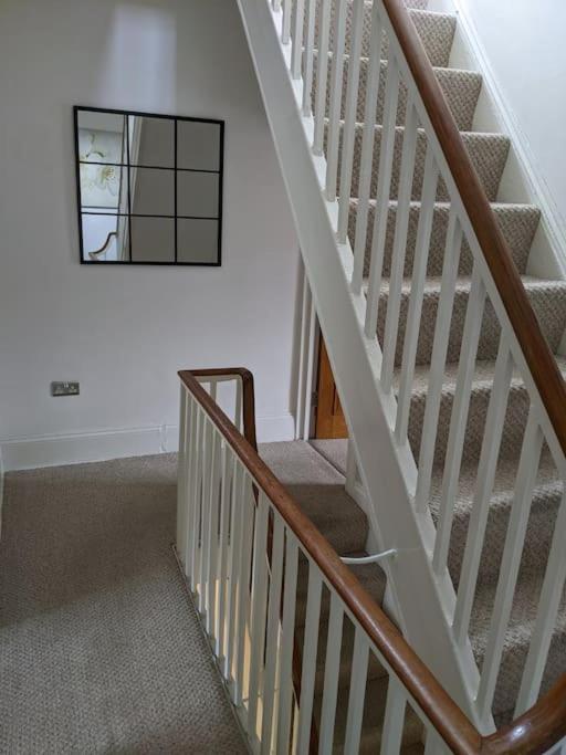 Five-Bedroom House photo 3