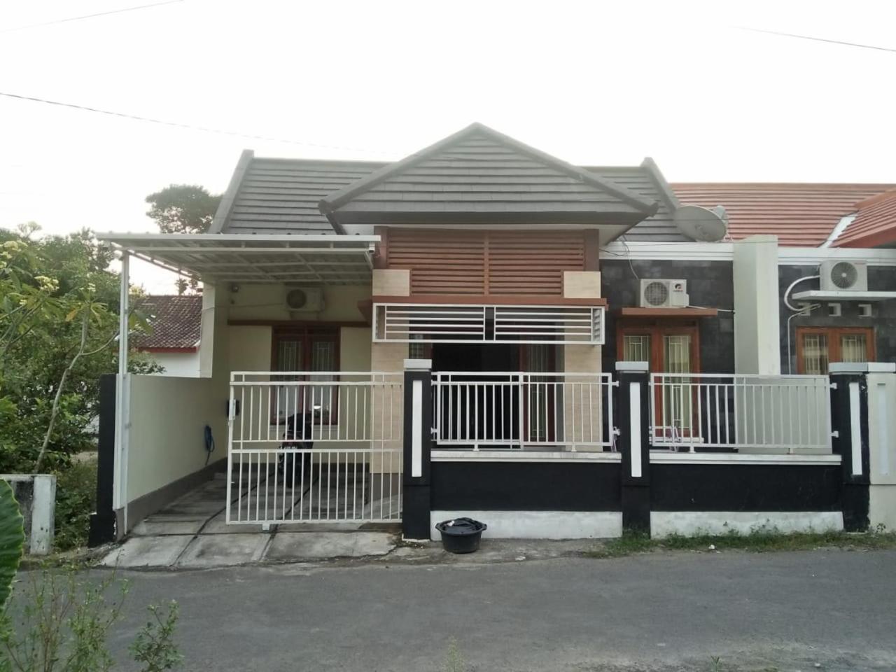 Three-Bedroom House photo 3