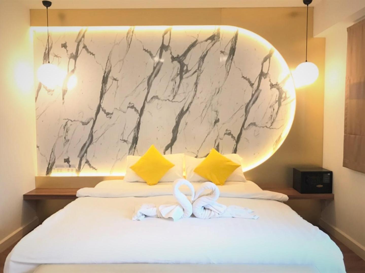 Deluxe Double Room (2 Adults + 1 Child) - Photo 1
