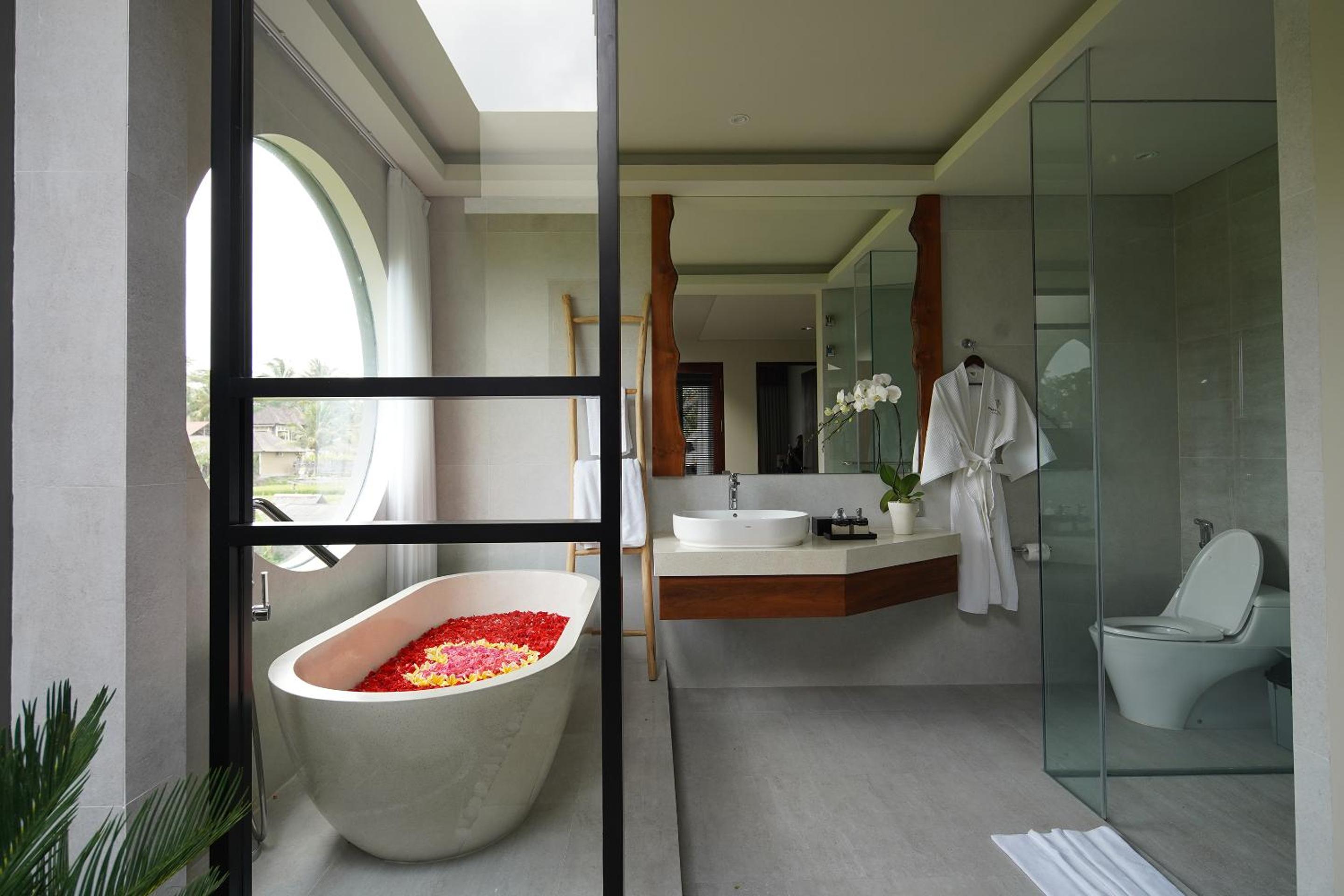 Suite with Pool View - Photo 4