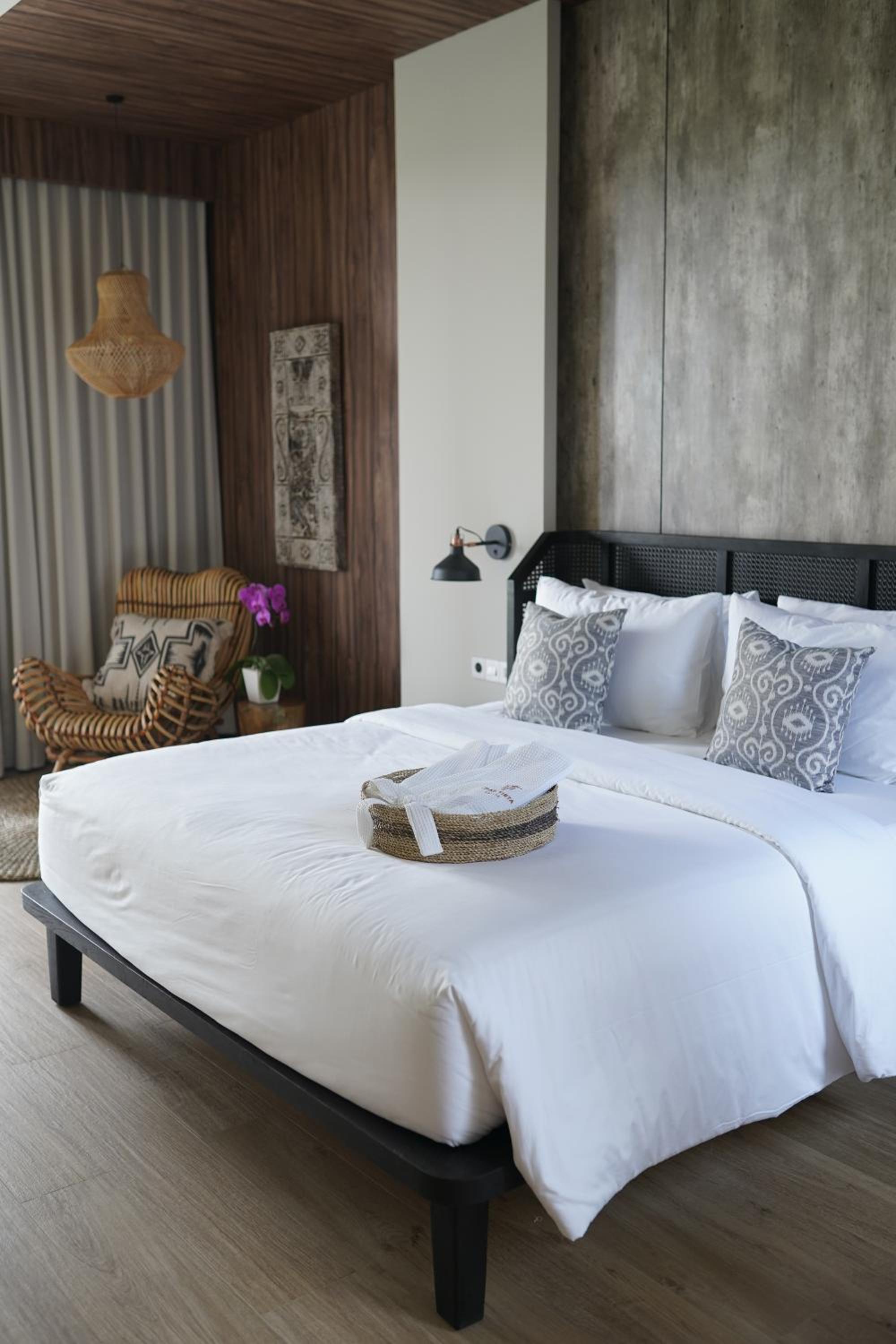 Suite with Pool View - Photo 10