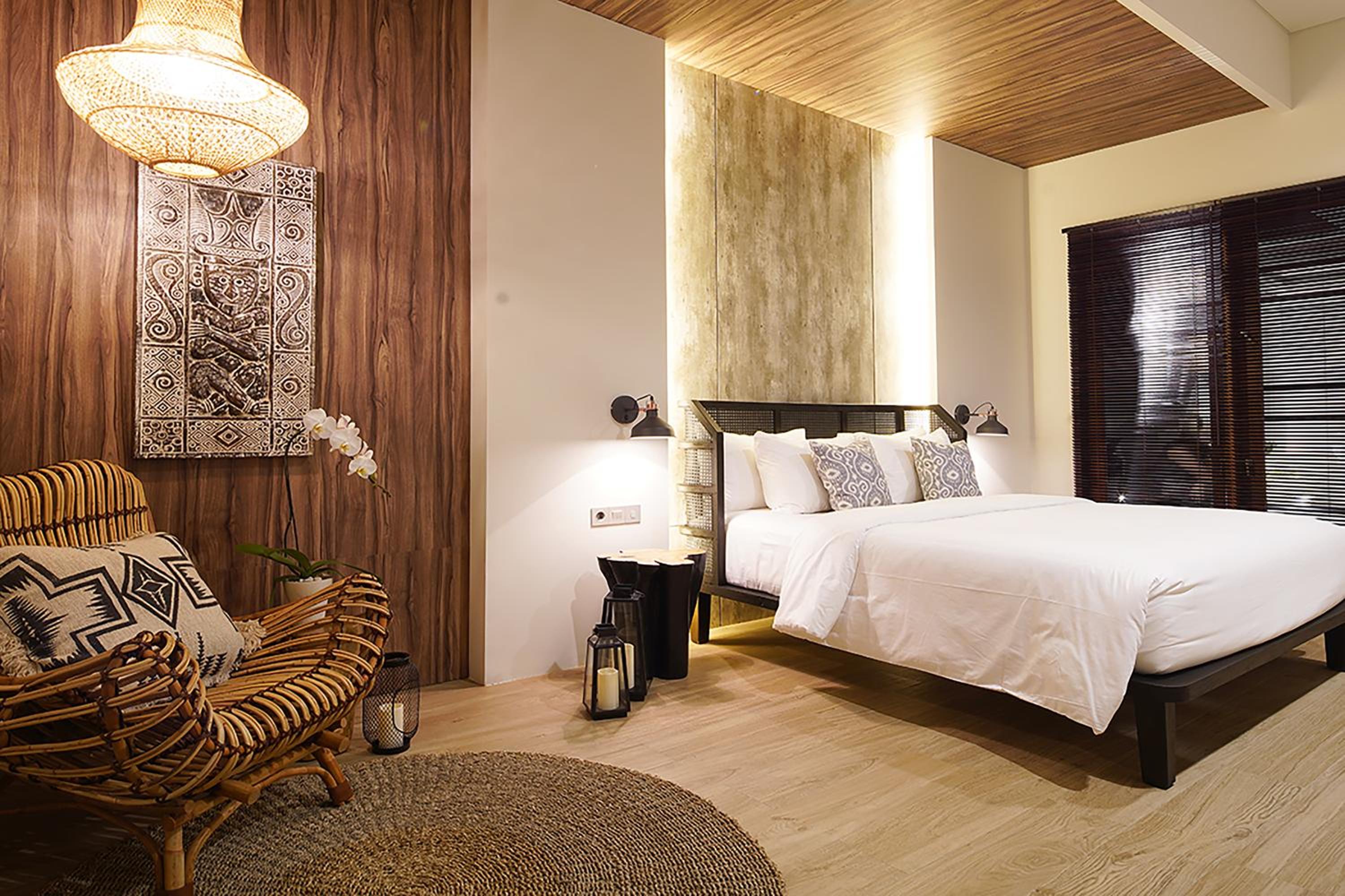 Suite with Pool View - Photo 9