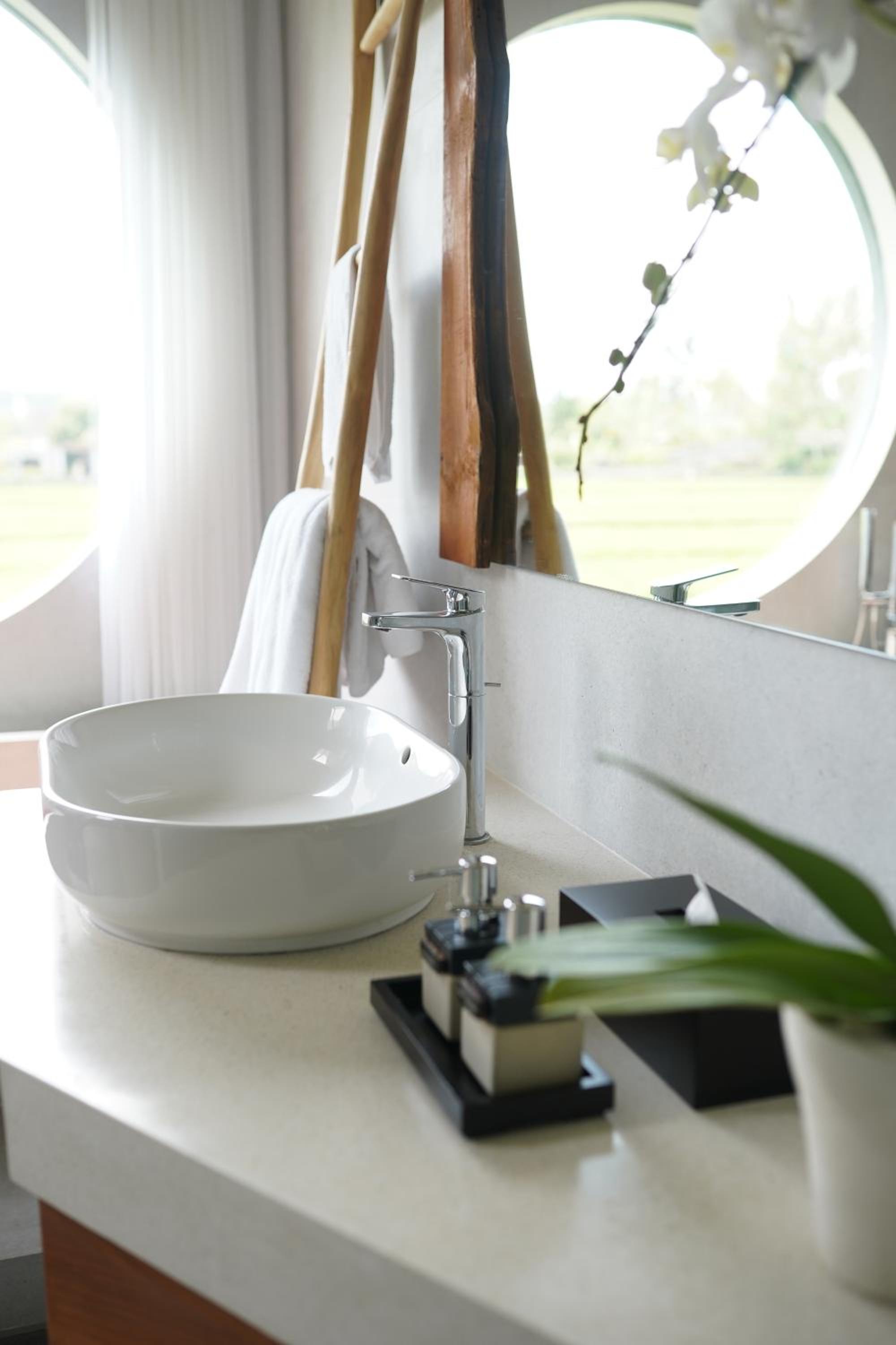 Suite with Pool View - Photo 8