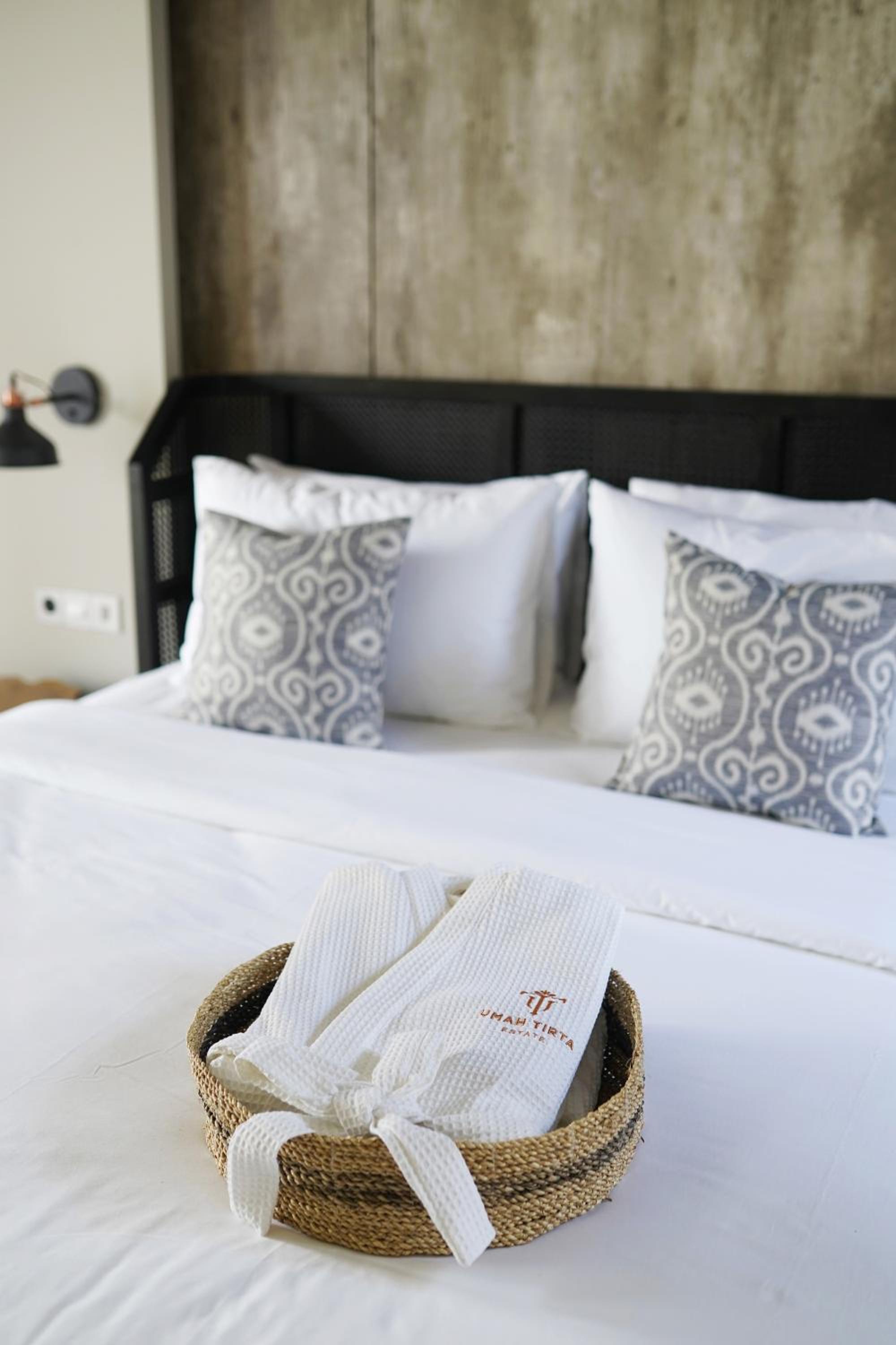 Suite with Pool View - Photo 3