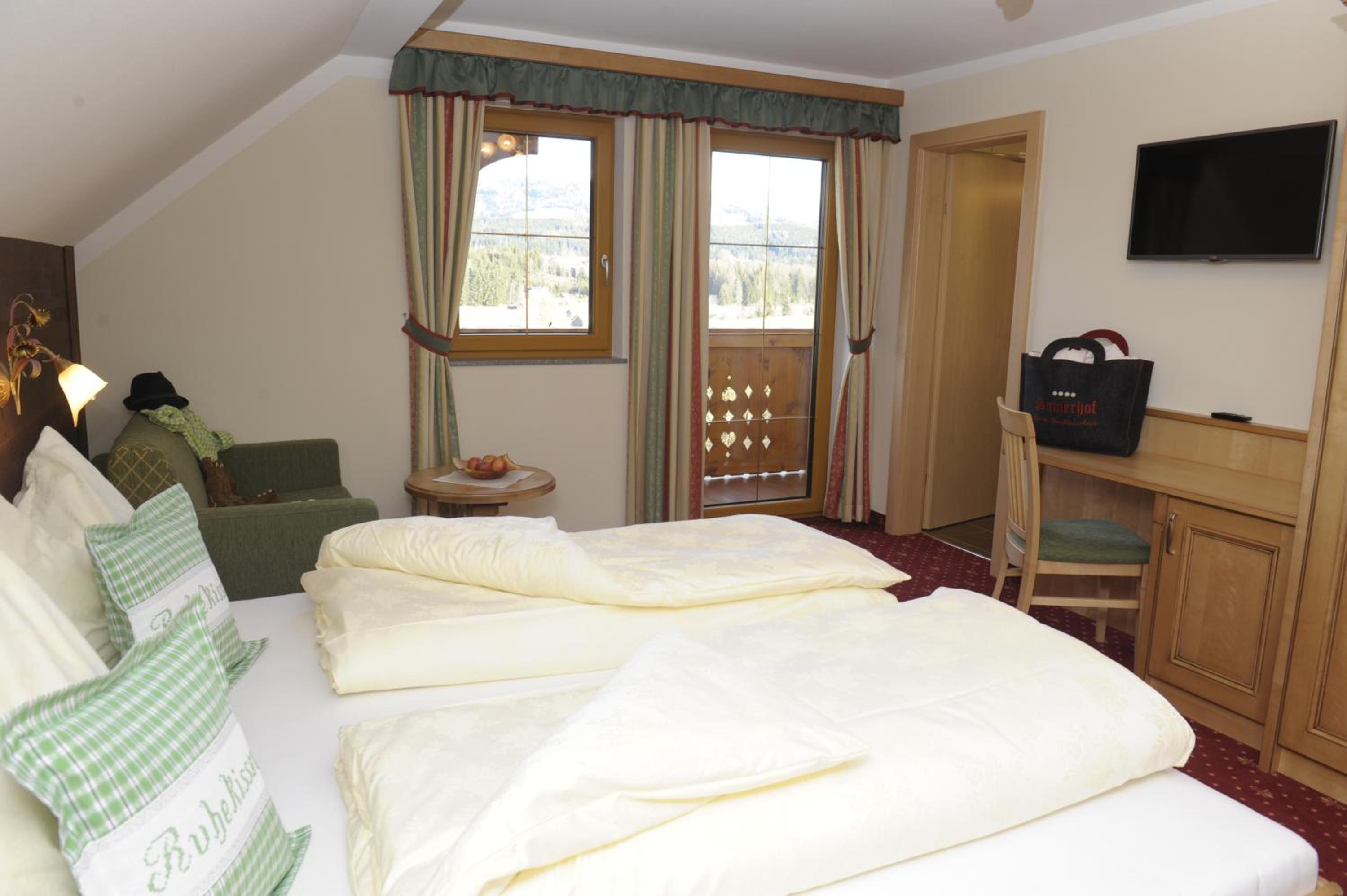 Two-Bedroom Apartment with Balcony and Mountain View  photo 3