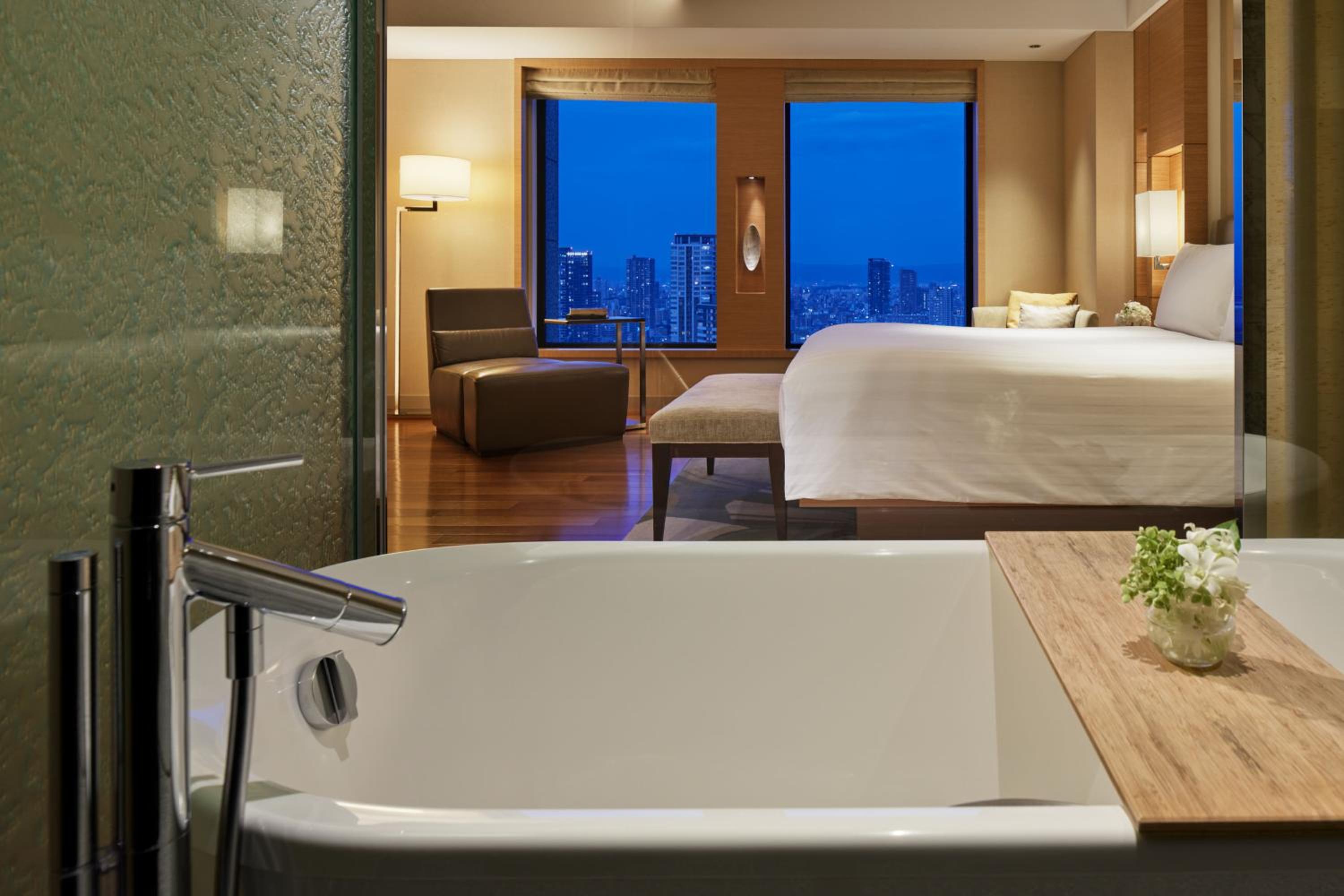 Premium King Room with City View - Photo 7