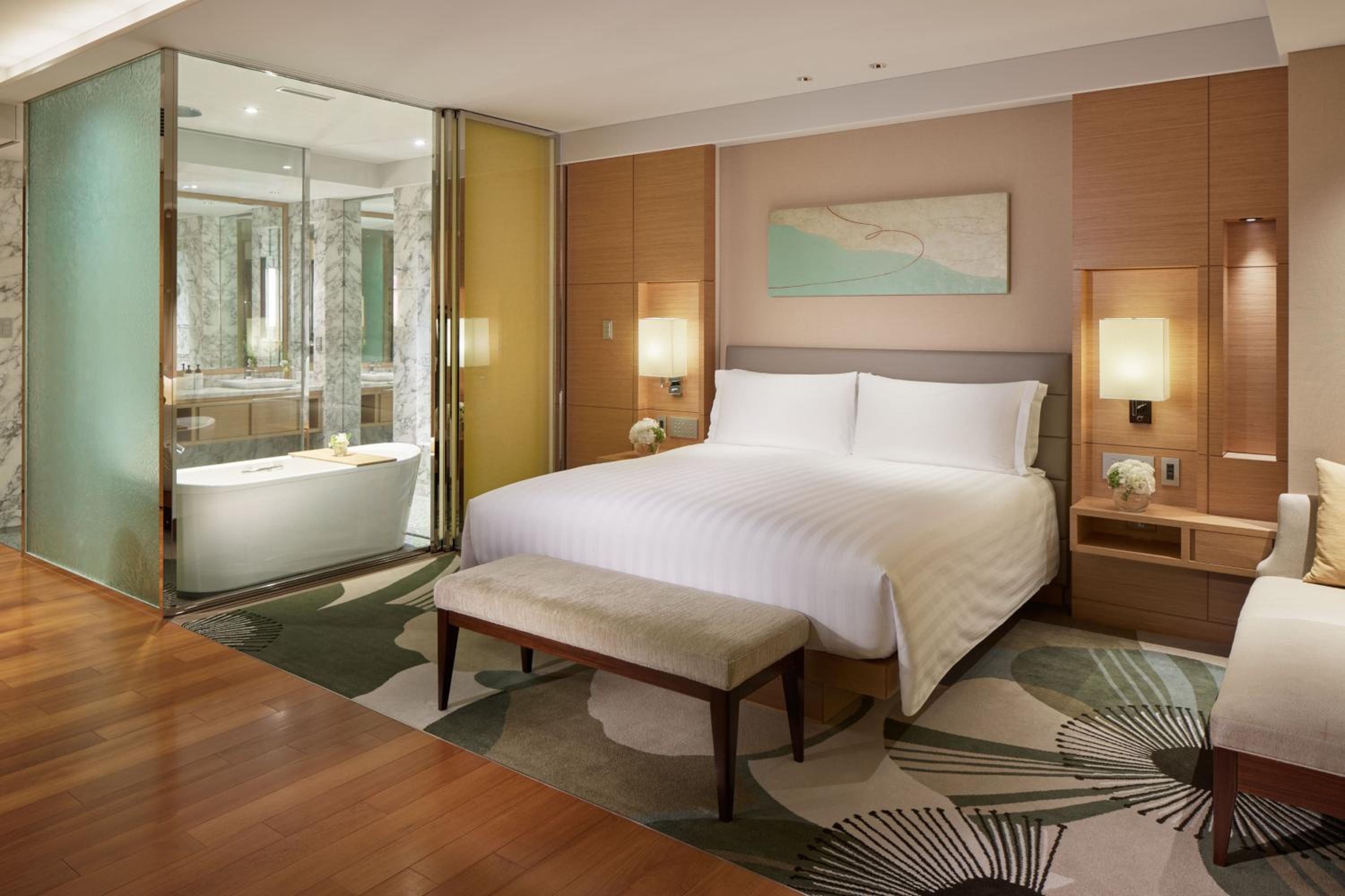 Premium King Room - Photo 2