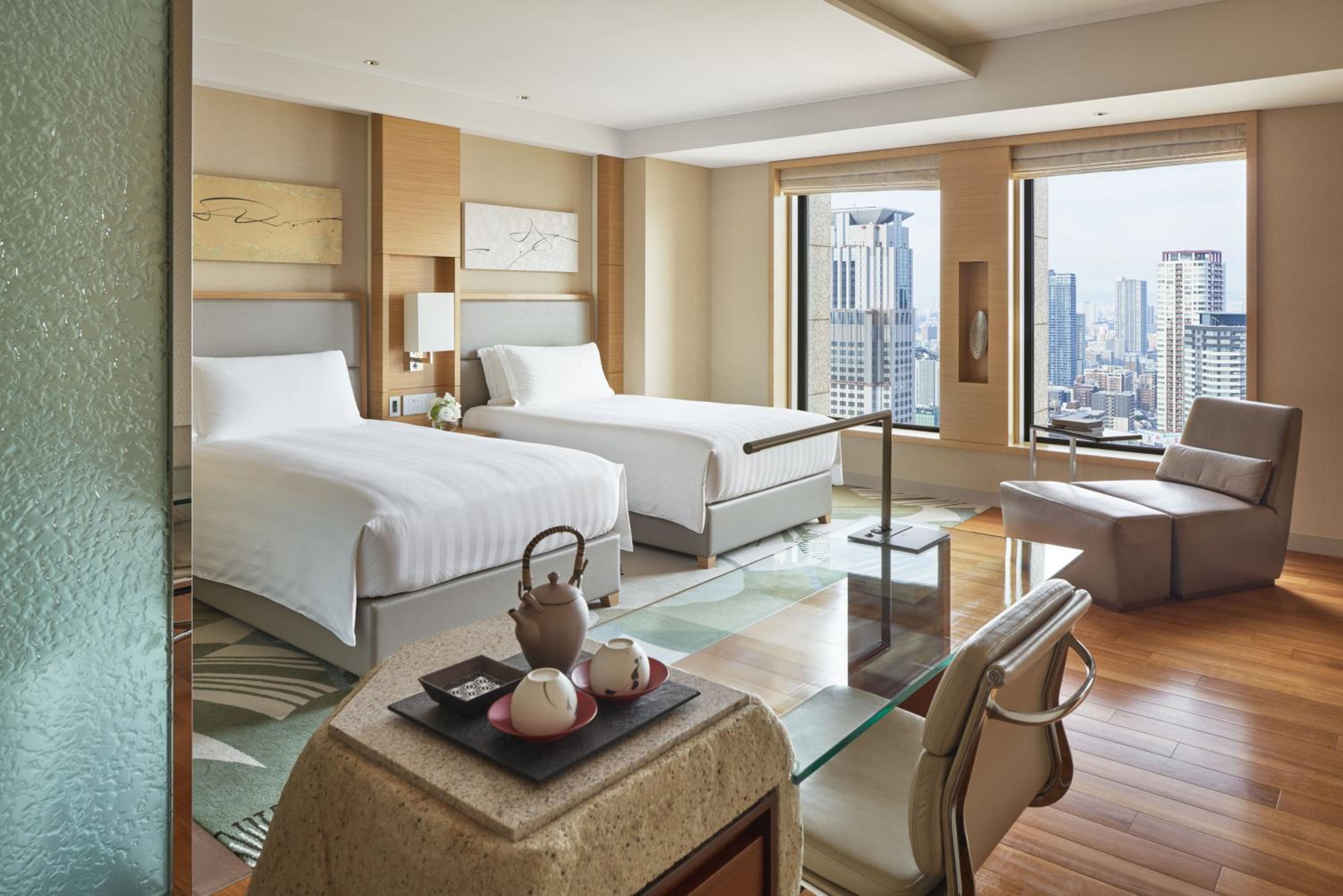 Premium Twin Room with City View - Photo 5