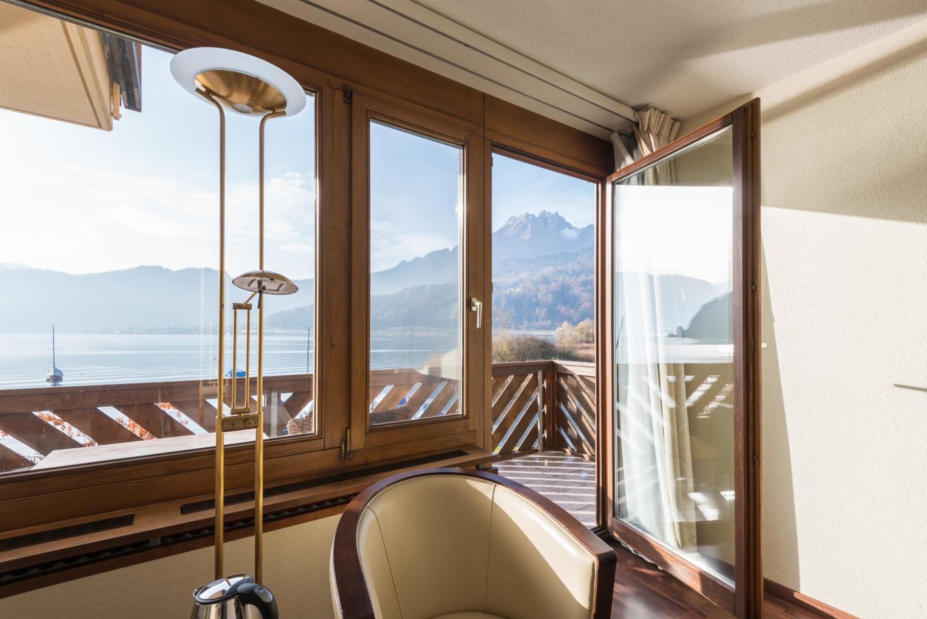 Room with Lake View - Photo 4