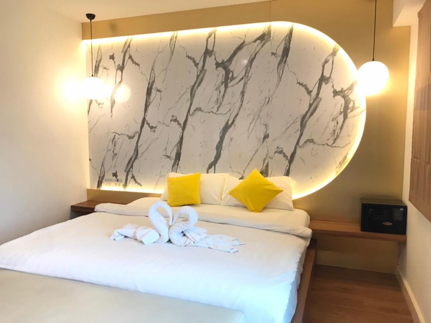 Deluxe Double Room (2 Adults + 1 Child) - Photo 3