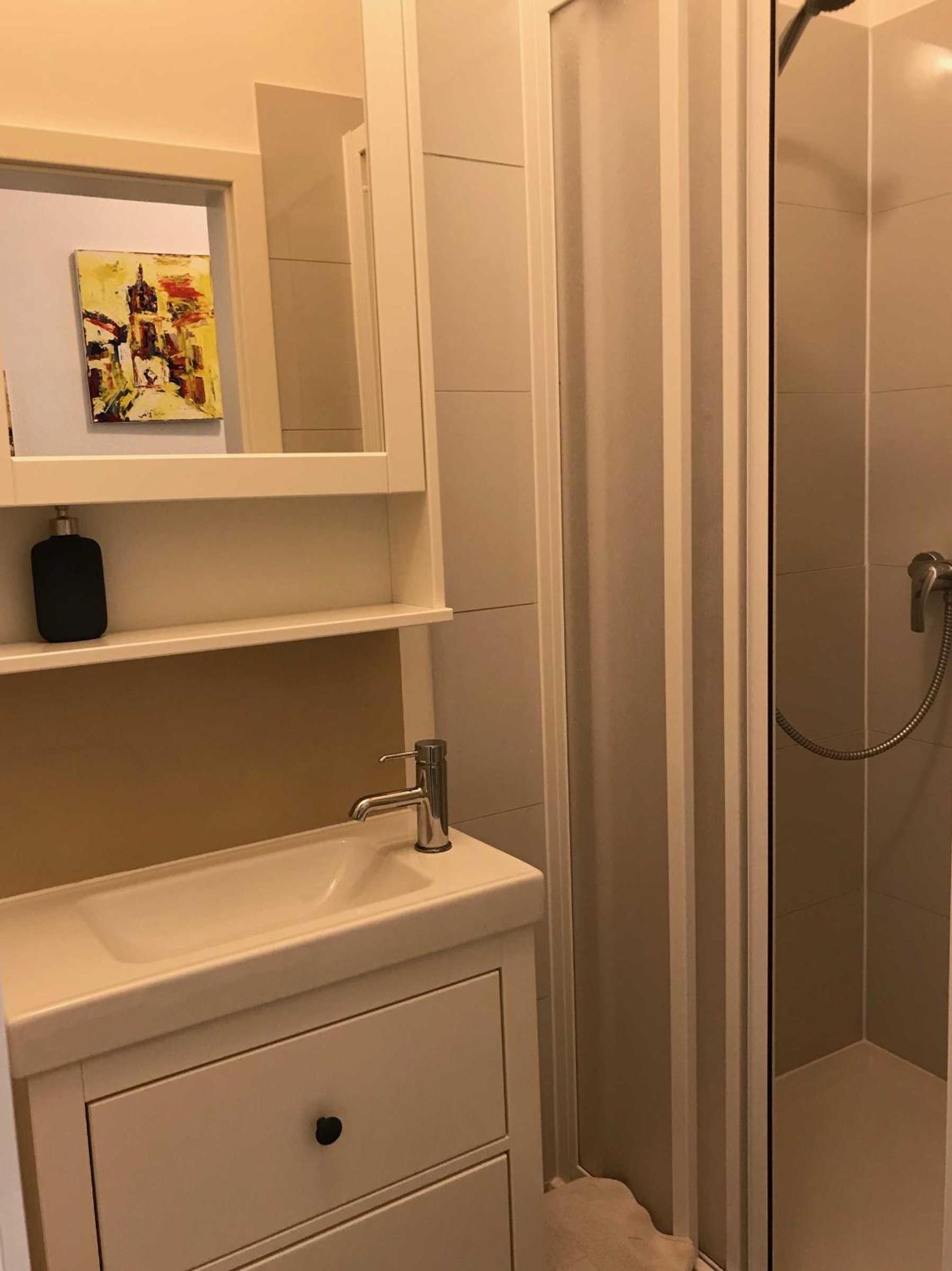 One-Bedroom Apartment with Shower photo 2