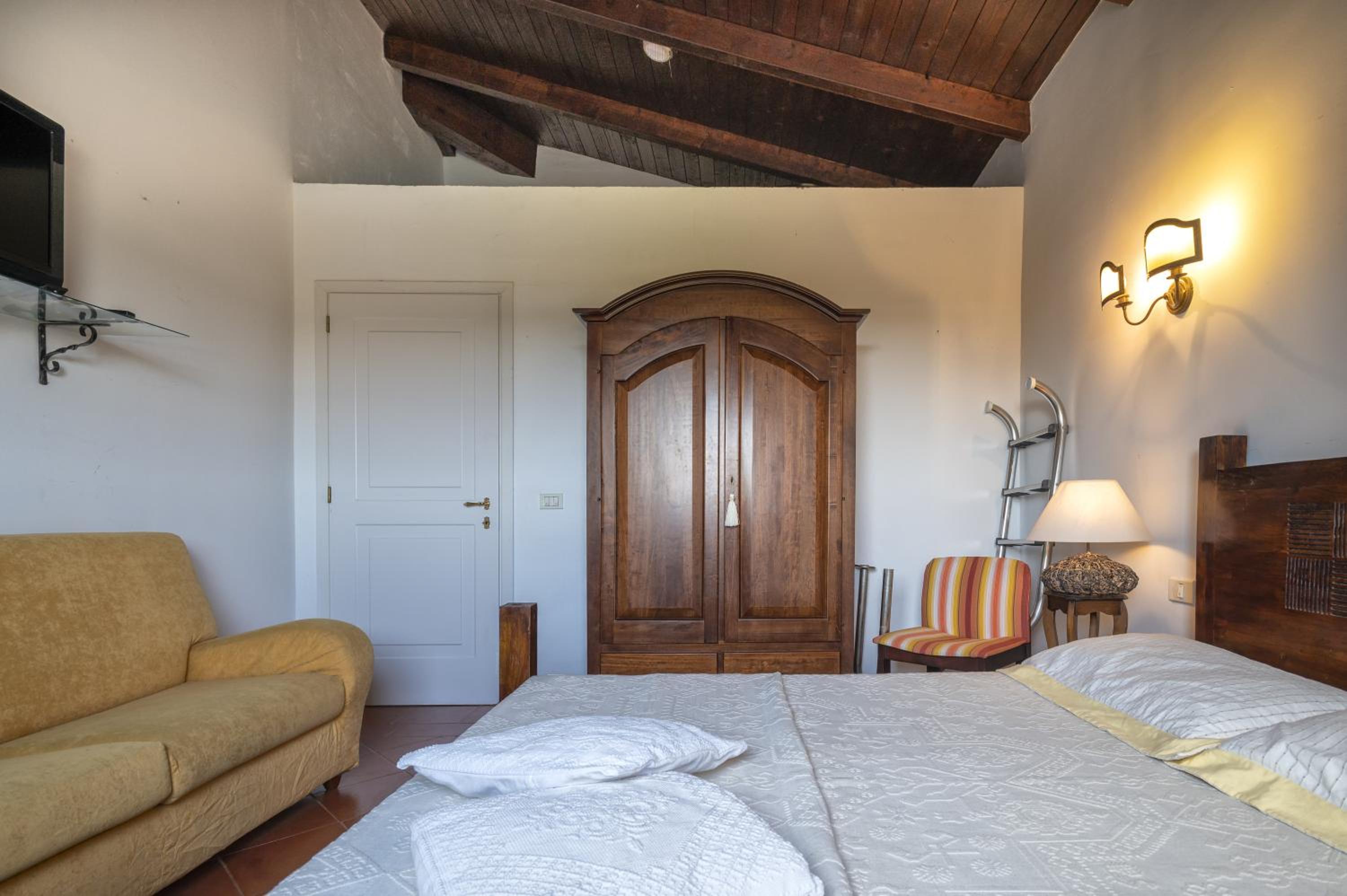 Three-Bedroom House photo 3