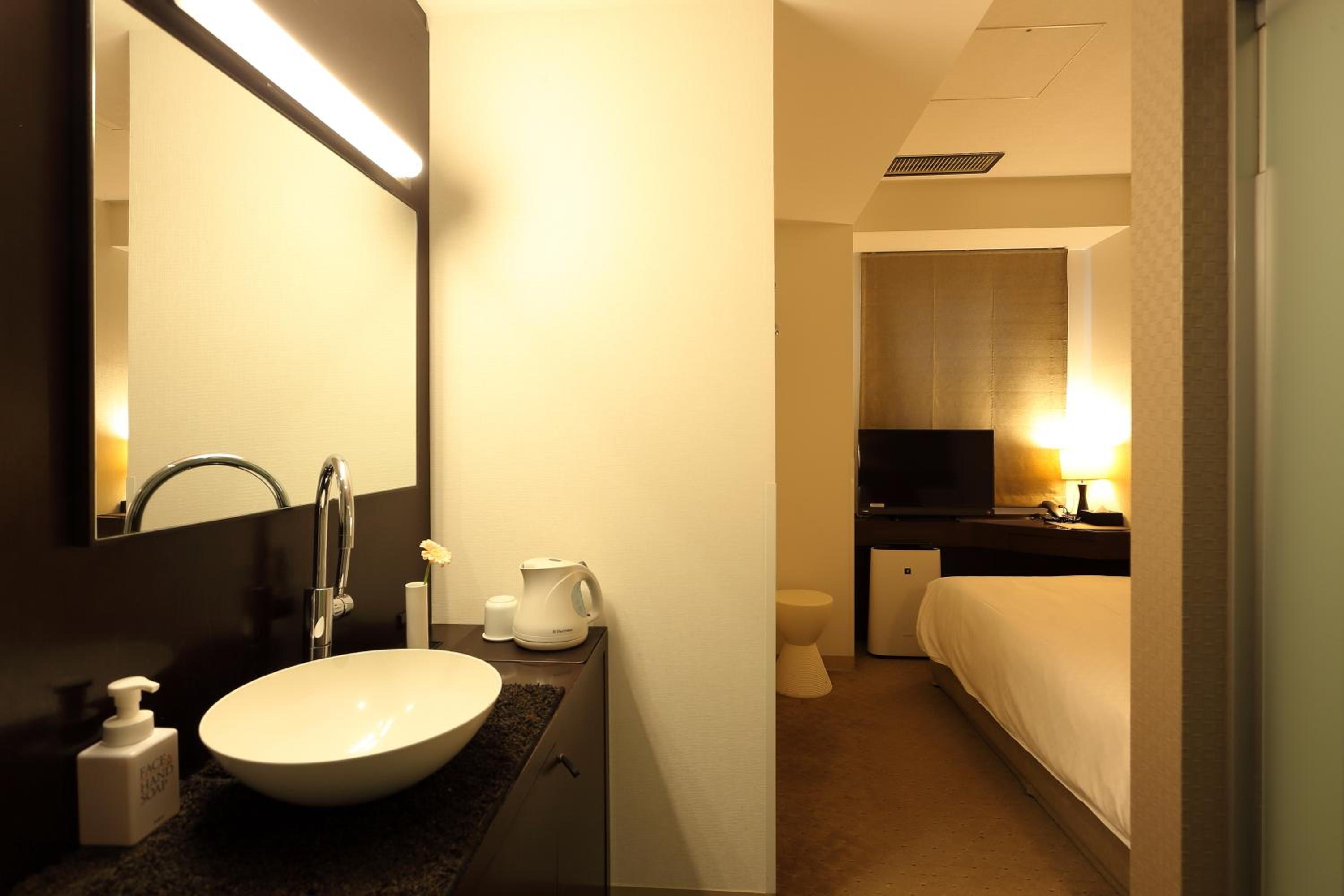 Single Room - Smoking photo 3