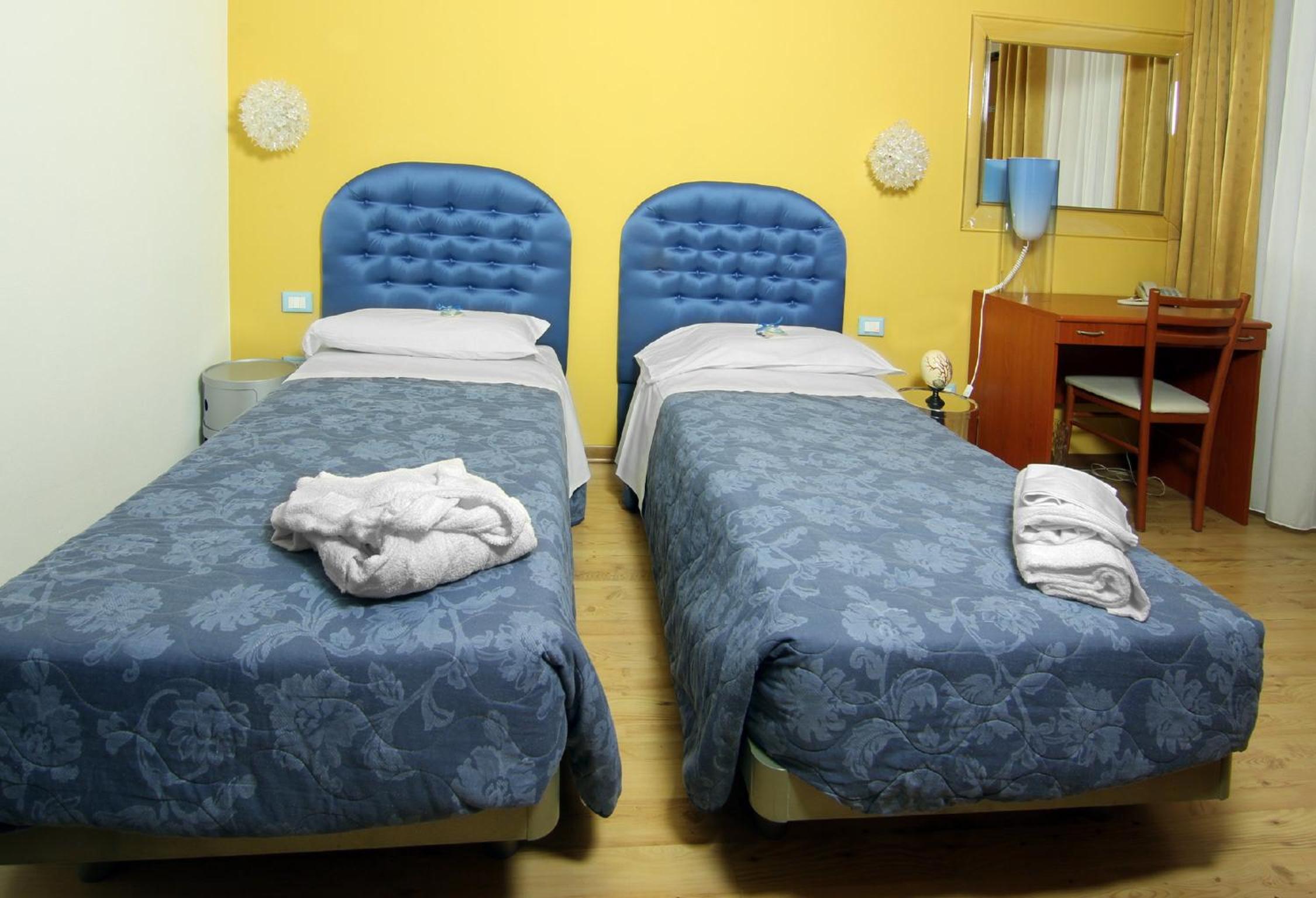 Twin Room - Photo 5