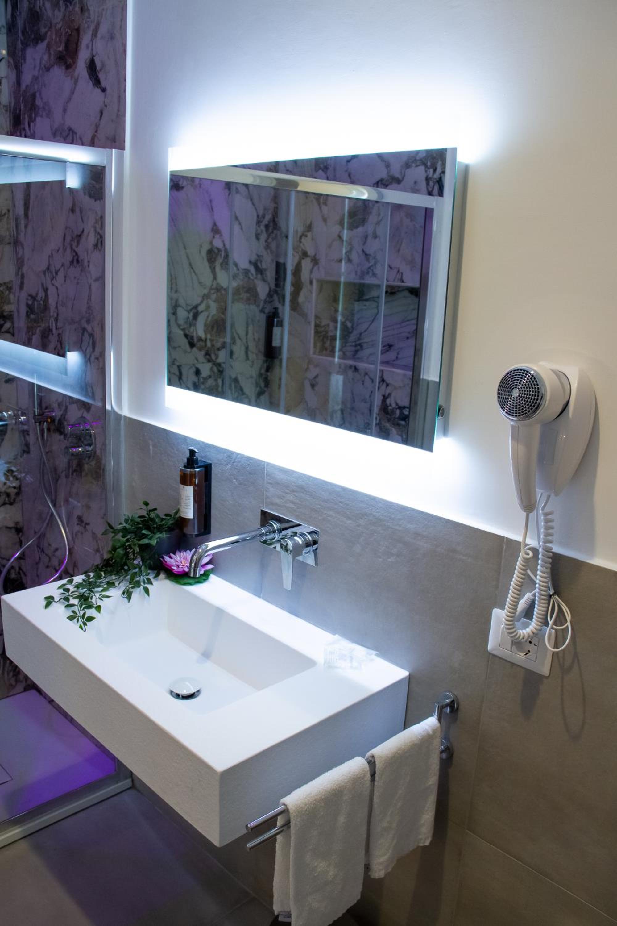 Modern Double or Twin Room photo 2