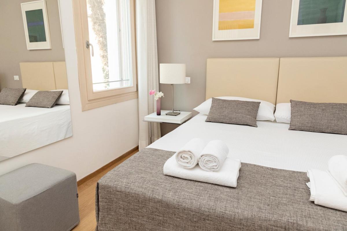 Quadruple Room with Private Bathroom - Photo 2