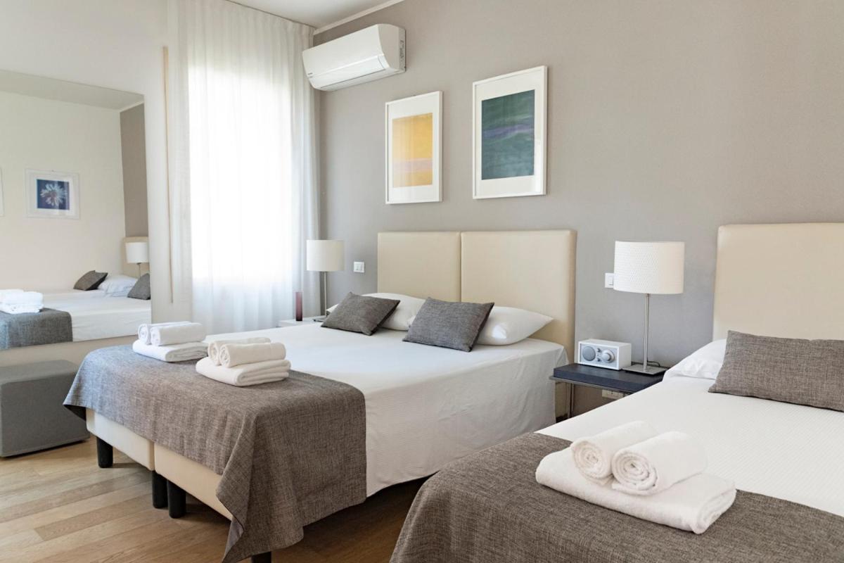 Quadruple Room with Private Bathroom - Photo 3