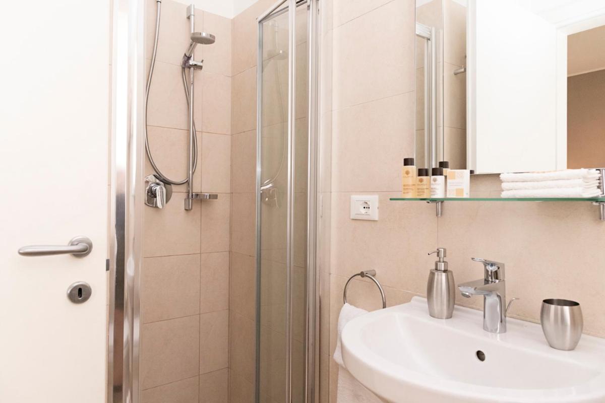 Quadruple Room with Private Bathroom - Photo 5